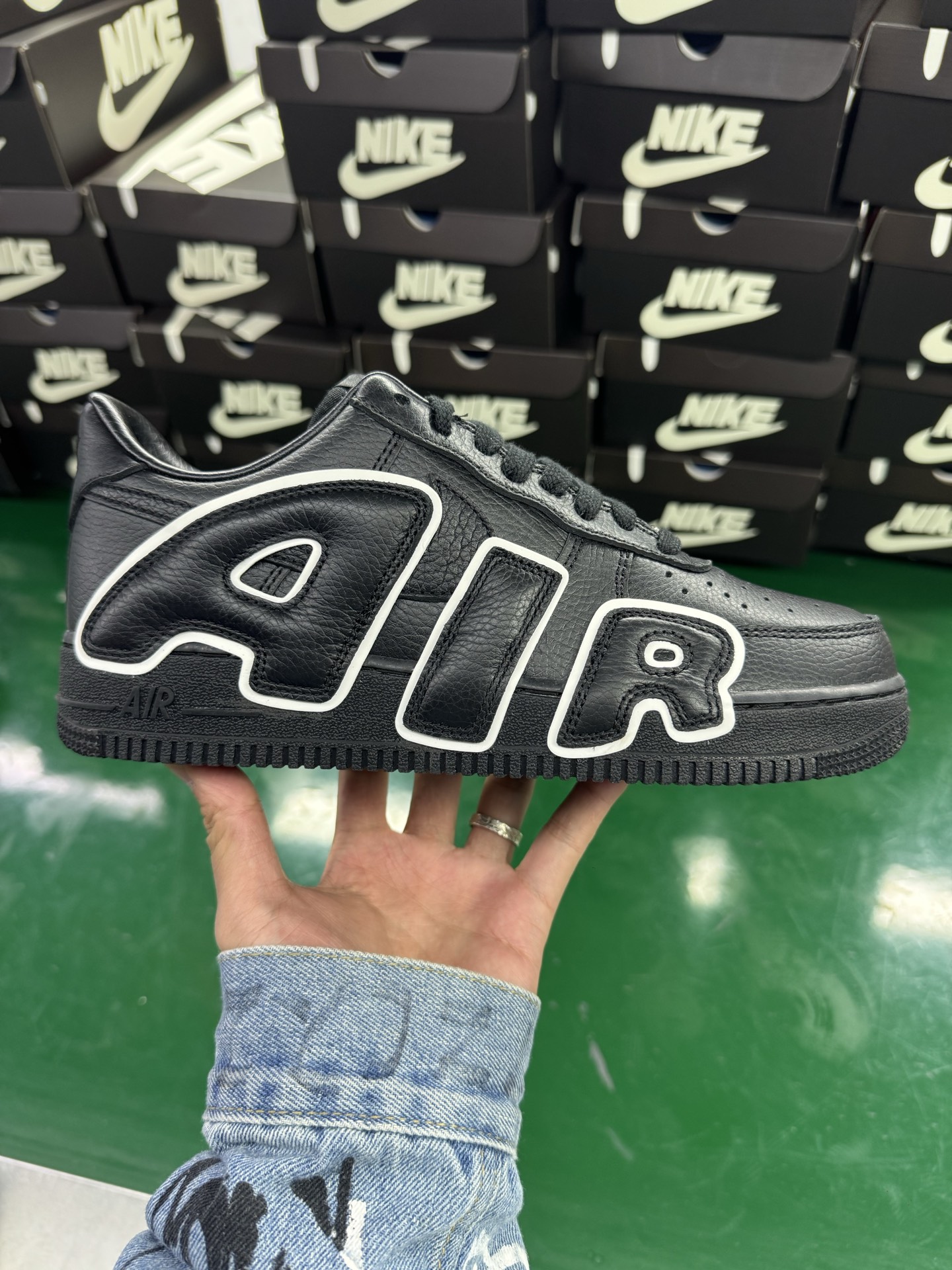 ＃SF外贸特供 CPFM x NK Air Force 1 07 Low 空军一号系列低帮经典百搭休闲运动板鞋 联名补丁字母 黑白 HJ8463-007 原厂特供同批次皮料与Zp零色差 原厂特供内外标均可过绿X扫描认证 独家私模2025全新鱼鳞纹大底 咬花纹路更加清晰 全新排版鞋头倒置五角星 五角星对比旧版老版本 间距放大 星星缩小 全套官方原配件 防尘布袋 全鞋电脑针车 工整有序 视觉效果满分 原厂拉帮手法 标准四线 密度针距针孔大小控制到位 原装反口里网布海绵 正确卡色网眼大小 新版鞋撑改用纸团代替 原厂港宝加持完美还原灵魂版型 从里到外百分百还原 内置Sole气垫 中底白色背胶 已经无限的接近公司 原厂楦头 原厂刺绣 后跟弧度完美 刷胶工序 同步原厂手法 线上全程关灯只用紫光灯根据划线刷胶水 严格把控溢胶及成型品控 独家私模最大开发到48.5 注意防尘袋配件丢失退货扣20 尺码：35.5 36 36.5 37.5 38 38.5 39 40 40.5 41 42 42.5 43 44 44.5 45 46 47.5 48.5-选品中心