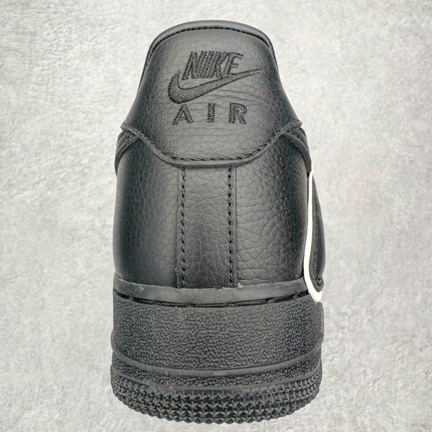 图片[10]-＃SF外贸特供 CPFM x NK Air Force 1 07 Low 空军一号系列低帮经典百搭休闲运动板鞋 联名补丁字母 黑白 HJ8463-007 原厂特供同批次皮料与Zp零色差 原厂特供内外标均可过绿X扫描认证 独家私模2025全新鱼鳞纹大底 咬花纹路更加清晰 全新排版鞋头倒置五角星 五角星对比旧版老版本 间距放大 星星缩小 全套官方原配件 防尘布袋 全鞋电脑针车 工整有序 视觉效果满分 原厂拉帮手法 标准四线 密度针距针孔大小控制到位 原装反口里网布海绵 正确卡色网眼大小 新版鞋撑改用纸团代替 原厂港宝加持完美还原灵魂版型 从里到外百分百还原 内置Sole气垫 中底白色背胶 已经无限的接近公司 原厂楦头 原厂刺绣 后跟弧度完美 刷胶工序 同步原厂手法 线上全程关灯只用紫光灯根据划线刷胶水 严格把控溢胶及成型品控 独家私模最大开发到48.5 注意防尘袋配件丢失退货扣20 尺码：35.5 36 36.5 37.5 38 38.5 39 40 40.5 41 42 42.5 43 44 44.5 45 46 47.5 48.5-选品中心