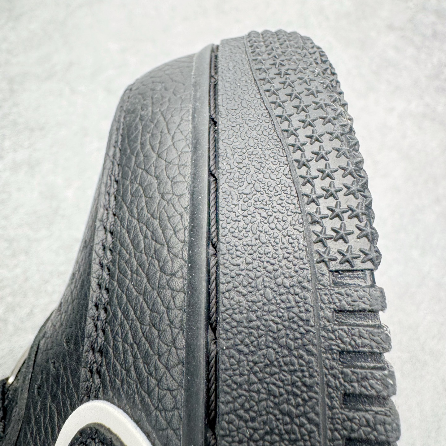 图片[15]-＃SF外贸特供 CPFM x NK Air Force 1 07 Low 空军一号系列低帮经典百搭休闲运动板鞋 联名补丁字母 黑白 HJ8463-007 原厂特供同批次皮料与Zp零色差 原厂特供内外标均可过绿X扫描认证 独家私模2025全新鱼鳞纹大底 咬花纹路更加清晰 全新排版鞋头倒置五角星 五角星对比旧版老版本 间距放大 星星缩小 全套官方原配件 防尘布袋 全鞋电脑针车 工整有序 视觉效果满分 原厂拉帮手法 标准四线 密度针距针孔大小控制到位 原装反口里网布海绵 正确卡色网眼大小 新版鞋撑改用纸团代替 原厂港宝加持完美还原灵魂版型 从里到外百分百还原 内置Sole气垫 中底白色背胶 已经无限的接近公司 原厂楦头 原厂刺绣 后跟弧度完美 刷胶工序 同步原厂手法 线上全程关灯只用紫光灯根据划线刷胶水 严格把控溢胶及成型品控 独家私模最大开发到48.5 注意防尘袋配件丢失退货扣20 尺码：35.5 36 36.5 37.5 38 38.5 39 40 40.5 41 42 42.5 43 44 44.5 45 46 47.5 48.5-选品中心