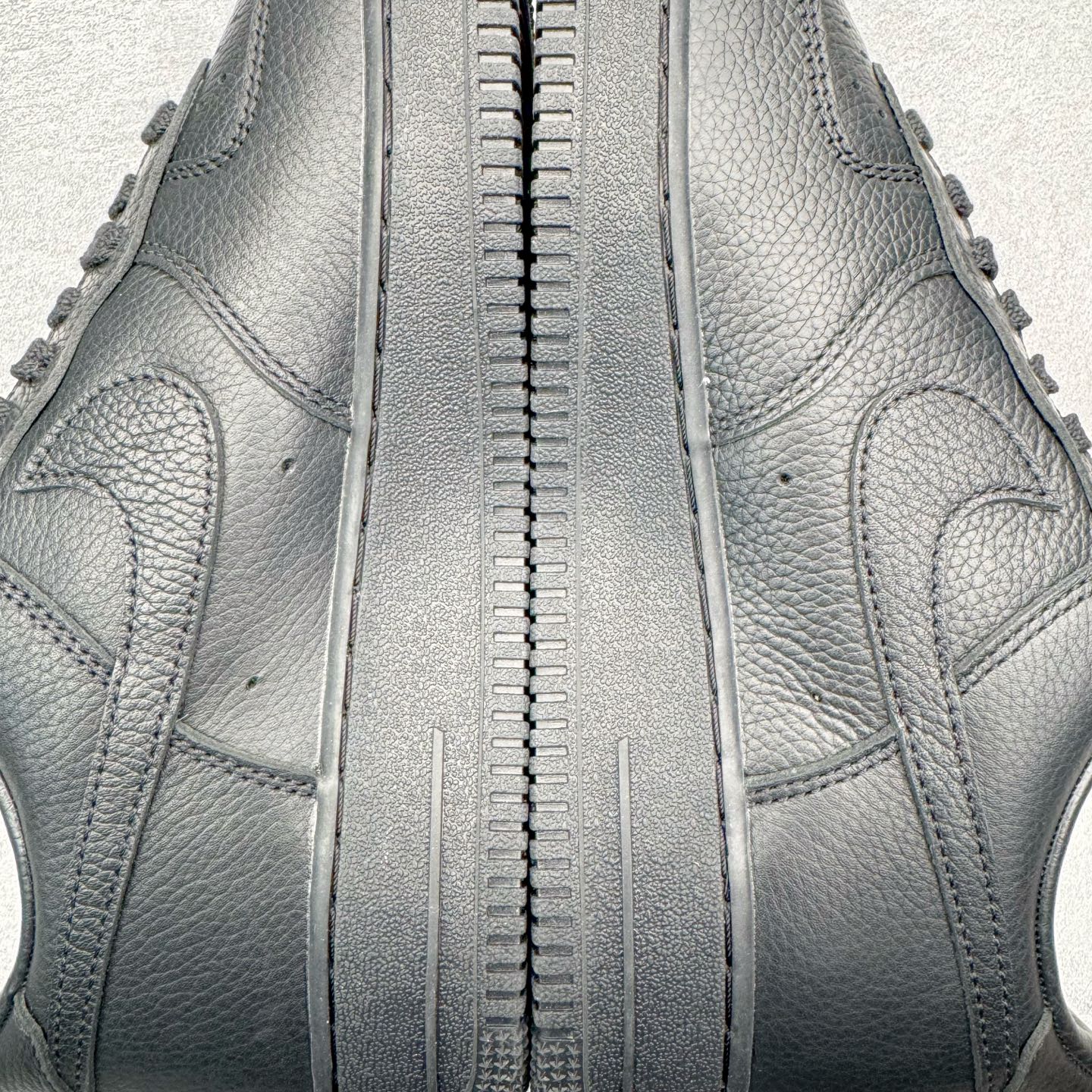 图片[13]-＃SF外贸特供 CPFM x NK Air Force 1 07 Low 空军一号系列低帮经典百搭休闲运动板鞋 联名补丁字母 黑白 HJ8463-007 原厂特供同批次皮料与Zp零色差 原厂特供内外标均可过绿X扫描认证 独家私模2025全新鱼鳞纹大底 咬花纹路更加清晰 全新排版鞋头倒置五角星 五角星对比旧版老版本 间距放大 星星缩小 全套官方原配件 防尘布袋 全鞋电脑针车 工整有序 视觉效果满分 原厂拉帮手法 标准四线 密度针距针孔大小控制到位 原装反口里网布海绵 正确卡色网眼大小 新版鞋撑改用纸团代替 原厂港宝加持完美还原灵魂版型 从里到外百分百还原 内置Sole气垫 中底白色背胶 已经无限的接近公司 原厂楦头 原厂刺绣 后跟弧度完美 刷胶工序 同步原厂手法 线上全程关灯只用紫光灯根据划线刷胶水 严格把控溢胶及成型品控 独家私模最大开发到48.5 注意防尘袋配件丢失退货扣20 尺码：35.5 36 36.5 37.5 38 38.5 39 40 40.5 41 42 42.5 43 44 44.5 45 46 47.5 48.5-选品中心