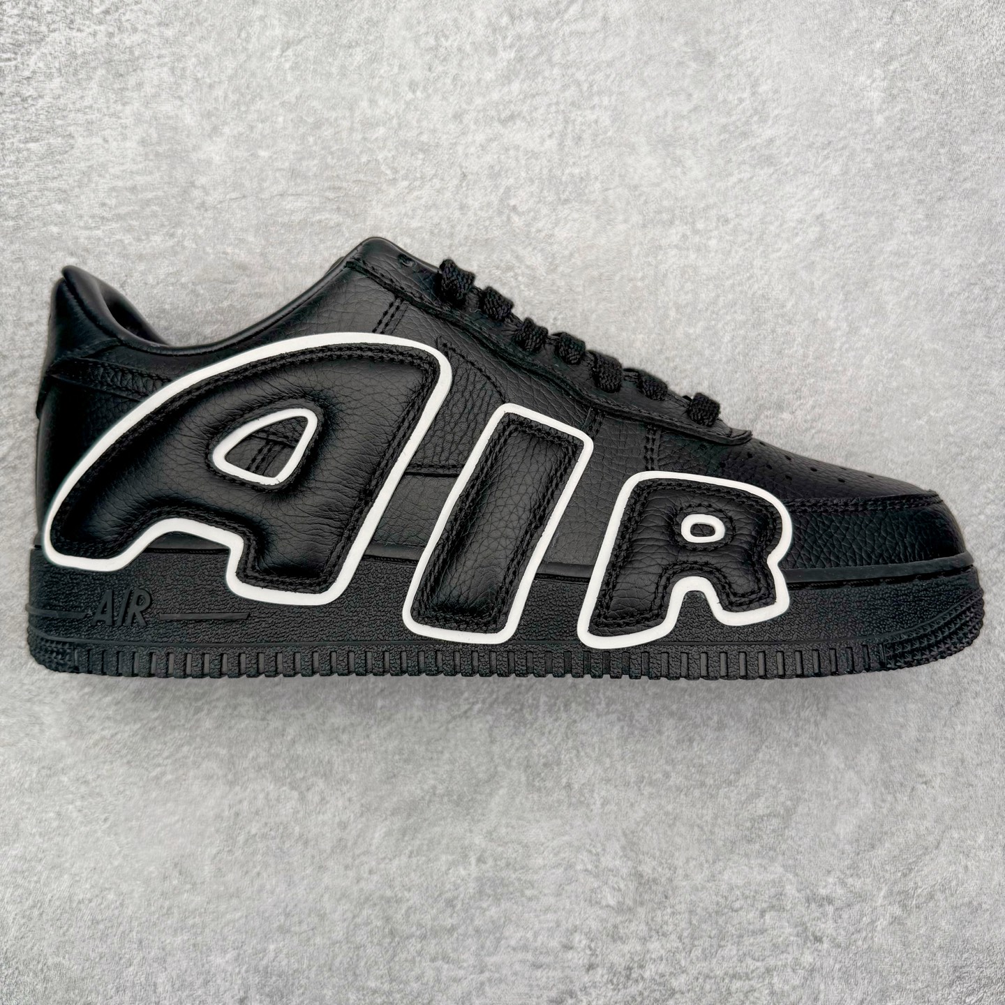 ＃SF外贸特供 CPFM x NK Air Force 1 07 Low 空军一号系列低帮经典百搭休闲运动板鞋 联名补丁字母 黑白 HJ8463-007 原厂特供同批次皮料与Zp零色差 原厂特供内外标均可过绿X扫描认证 独家私模2025全新鱼鳞纹大底 咬花纹路更加清晰 全新排版鞋头倒置五角星 五角星对比旧版老版本 间距放大 星星缩小 全套官方原配件 防尘布袋 全鞋电脑针车 工整有序 视觉效果满分 原厂拉帮手法 标准四线 密度针距针孔大小控制到位 原装反口里网布海绵 正确卡色网眼大小 新版鞋撑改用纸团代替 原厂港宝加持完美还原灵魂版型 从里到外百分百还原 内置Sole气垫 中底白色背胶 已经无限的接近公司 原厂楦头 原厂刺绣 后跟弧度完美 刷胶工序 同步原厂手法 线上全程关灯只用紫光灯根据划线刷胶水 严格把控溢胶及成型品控 独家私模最大开发到48.5 注意防尘袋配件丢失退货扣20 尺码：35.5 36 36.5 37.5 38 38.5 39 40 40.5 41 42 42.5 43 44 44.5 45 46 47.5 48.5-选品中心