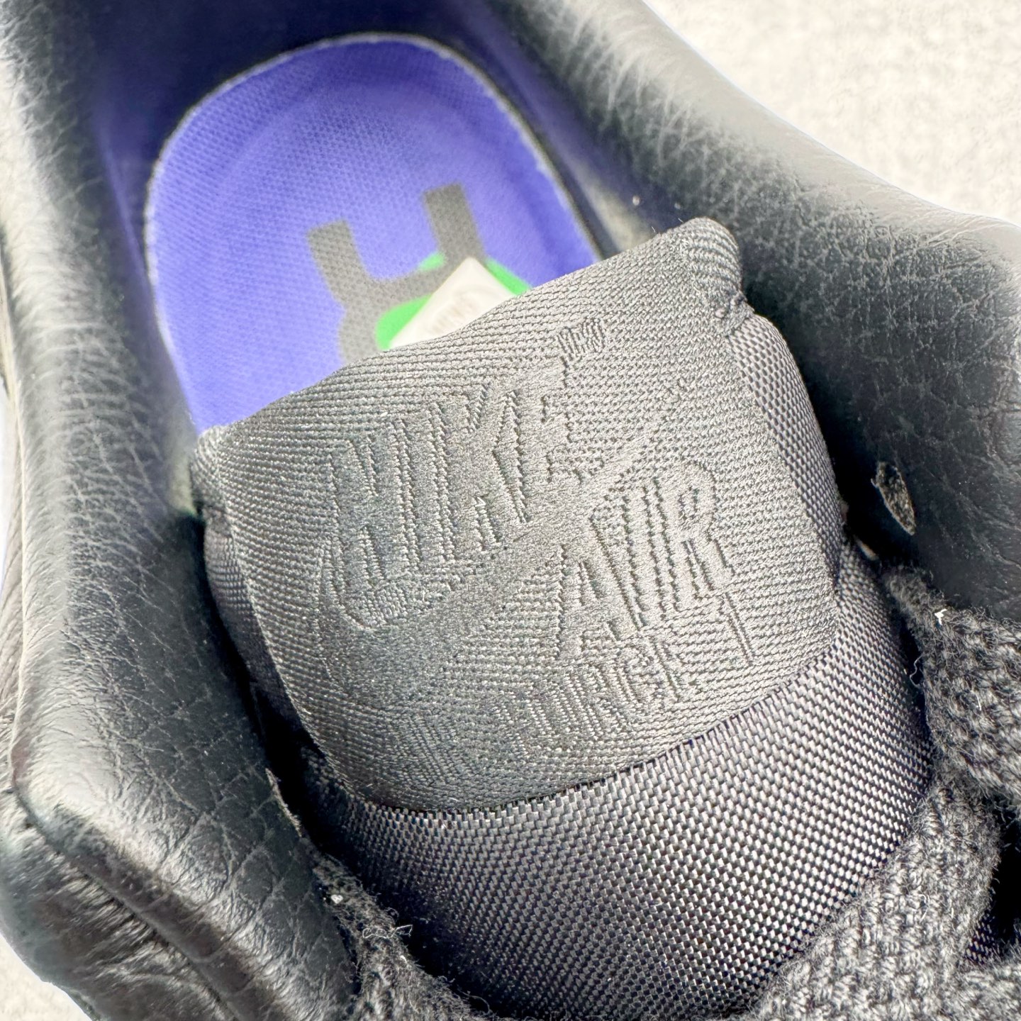 图片[18]-＃SF外贸特供 CPFM x NK Air Force 1 07 Low 空军一号系列低帮经典百搭休闲运动板鞋 联名补丁字母 黑白 HJ8463-007 原厂特供同批次皮料与Zp零色差 原厂特供内外标均可过绿X扫描认证 独家私模2025全新鱼鳞纹大底 咬花纹路更加清晰 全新排版鞋头倒置五角星 五角星对比旧版老版本 间距放大 星星缩小 全套官方原配件 防尘布袋 全鞋电脑针车 工整有序 视觉效果满分 原厂拉帮手法 标准四线 密度针距针孔大小控制到位 原装反口里网布海绵 正确卡色网眼大小 新版鞋撑改用纸团代替 原厂港宝加持完美还原灵魂版型 从里到外百分百还原 内置Sole气垫 中底白色背胶 已经无限的接近公司 原厂楦头 原厂刺绣 后跟弧度完美 刷胶工序 同步原厂手法 线上全程关灯只用紫光灯根据划线刷胶水 严格把控溢胶及成型品控 独家私模最大开发到48.5 注意防尘袋配件丢失退货扣20 尺码：35.5 36 36.5 37.5 38 38.5 39 40 40.5 41 42 42.5 43 44 44.5 45 46 47.5 48.5-选品中心