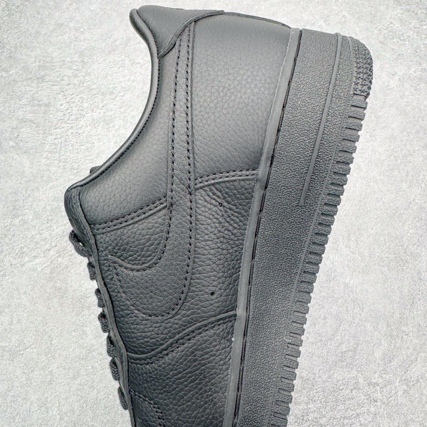 图片[9]-＃SF外贸特供 CPFM x NK Air Force 1 07 Low 空军一号系列低帮经典百搭休闲运动板鞋 联名补丁字母 黑白 HJ8463-007 原厂特供同批次皮料与Zp零色差 原厂特供内外标均可过绿X扫描认证 独家私模2025全新鱼鳞纹大底 咬花纹路更加清晰 全新排版鞋头倒置五角星 五角星对比旧版老版本 间距放大 星星缩小 全套官方原配件 防尘布袋 全鞋电脑针车 工整有序 视觉效果满分 原厂拉帮手法 标准四线 密度针距针孔大小控制到位 原装反口里网布海绵 正确卡色网眼大小 新版鞋撑改用纸团代替 原厂港宝加持完美还原灵魂版型 从里到外百分百还原 内置Sole气垫 中底白色背胶 已经无限的接近公司 原厂楦头 原厂刺绣 后跟弧度完美 刷胶工序 同步原厂手法 线上全程关灯只用紫光灯根据划线刷胶水 严格把控溢胶及成型品控 独家私模最大开发到48.5 注意防尘袋配件丢失退货扣20 尺码：35.5 36 36.5 37.5 38 38.5 39 40 40.5 41 42 42.5 43 44 44.5 45 46 47.5 48.5-选品中心