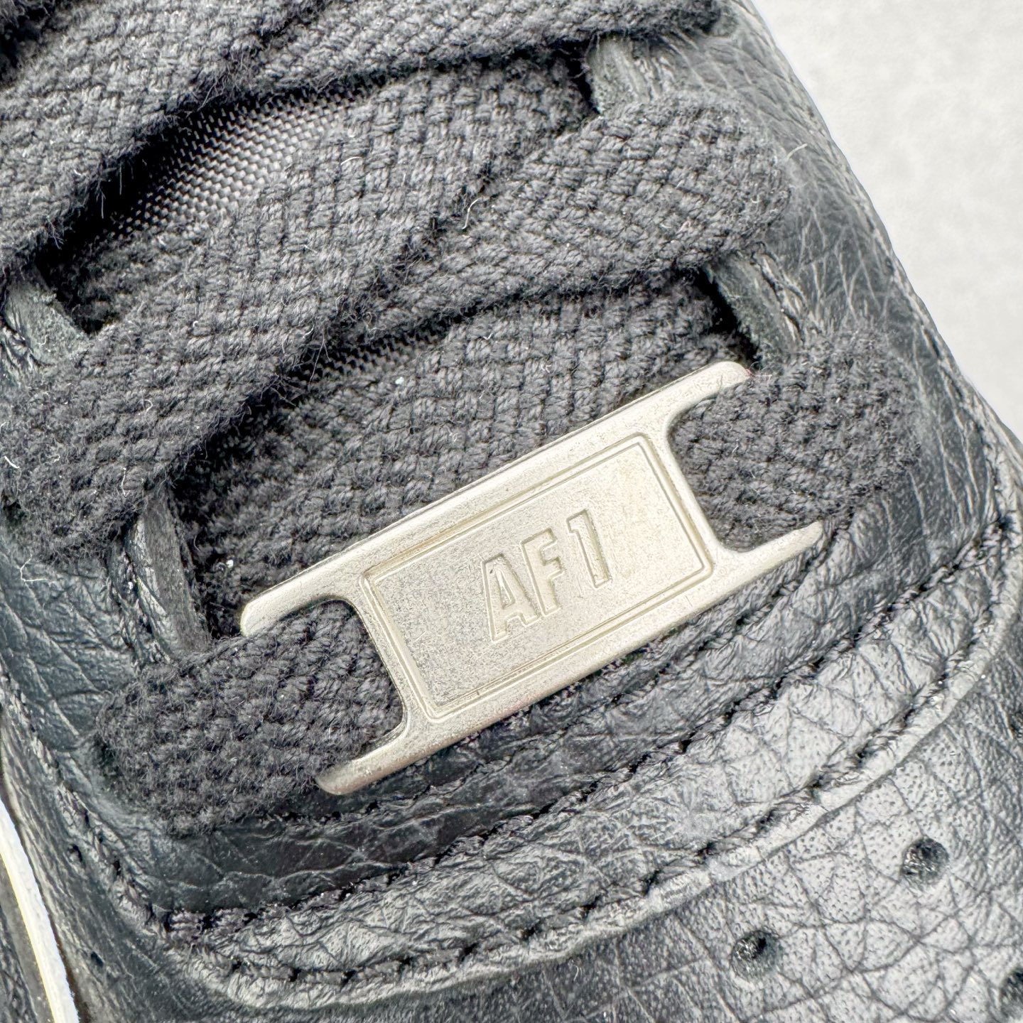 图片[17]-＃SF外贸特供 CPFM x NK Air Force 1 07 Low 空军一号系列低帮经典百搭休闲运动板鞋 联名补丁字母 黑白 HJ8463-007 原厂特供同批次皮料与Zp零色差 原厂特供内外标均可过绿X扫描认证 独家私模2025全新鱼鳞纹大底 咬花纹路更加清晰 全新排版鞋头倒置五角星 五角星对比旧版老版本 间距放大 星星缩小 全套官方原配件 防尘布袋 全鞋电脑针车 工整有序 视觉效果满分 原厂拉帮手法 标准四线 密度针距针孔大小控制到位 原装反口里网布海绵 正确卡色网眼大小 新版鞋撑改用纸团代替 原厂港宝加持完美还原灵魂版型 从里到外百分百还原 内置Sole气垫 中底白色背胶 已经无限的接近公司 原厂楦头 原厂刺绣 后跟弧度完美 刷胶工序 同步原厂手法 线上全程关灯只用紫光灯根据划线刷胶水 严格把控溢胶及成型品控 独家私模最大开发到48.5 注意防尘袋配件丢失退货扣20 尺码：35.5 36 36.5 37.5 38 38.5 39 40 40.5 41 42 42.5 43 44 44.5 45 46 47.5 48.5-选品中心