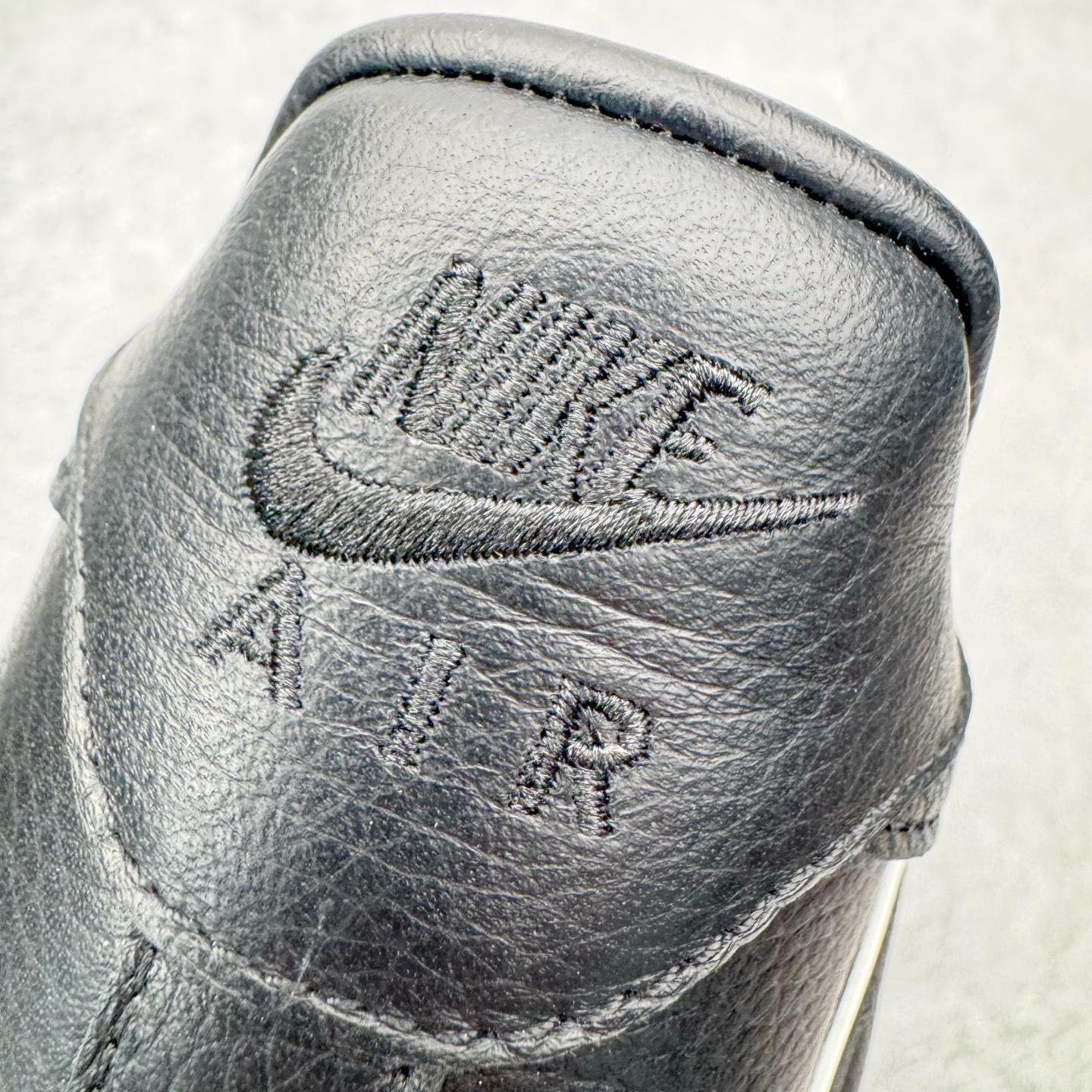 图片[16]-＃SF外贸特供 CPFM x NK Air Force 1 07 Low 空军一号系列低帮经典百搭休闲运动板鞋 联名补丁字母 黑白 HJ8463-007 原厂特供同批次皮料与Zp零色差 原厂特供内外标均可过绿X扫描认证 独家私模2025全新鱼鳞纹大底 咬花纹路更加清晰 全新排版鞋头倒置五角星 五角星对比旧版老版本 间距放大 星星缩小 全套官方原配件 防尘布袋 全鞋电脑针车 工整有序 视觉效果满分 原厂拉帮手法 标准四线 密度针距针孔大小控制到位 原装反口里网布海绵 正确卡色网眼大小 新版鞋撑改用纸团代替 原厂港宝加持完美还原灵魂版型 从里到外百分百还原 内置Sole气垫 中底白色背胶 已经无限的接近公司 原厂楦头 原厂刺绣 后跟弧度完美 刷胶工序 同步原厂手法 线上全程关灯只用紫光灯根据划线刷胶水 严格把控溢胶及成型品控 独家私模最大开发到48.5 注意防尘袋配件丢失退货扣20 尺码：35.5 36 36.5 37.5 38 38.5 39 40 40.5 41 42 42.5 43 44 44.5 45 46 47.5 48.5-选品中心