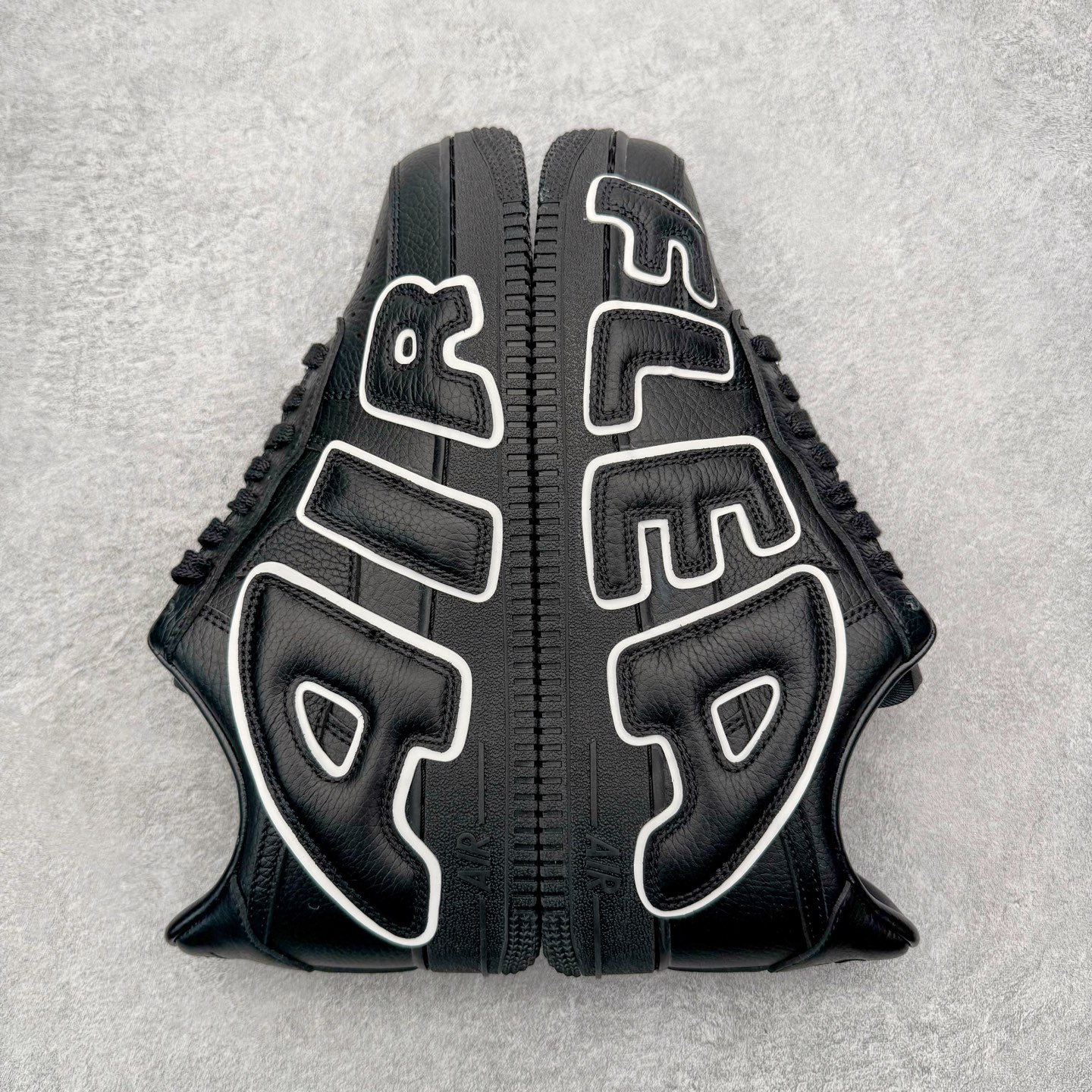 图片[4]-＃SF外贸特供 CPFM x NK Air Force 1 07 Low 空军一号系列低帮经典百搭休闲运动板鞋 联名补丁字母 黑白 HJ8463-007 原厂特供同批次皮料与Zp零色差 原厂特供内外标均可过绿X扫描认证 独家私模2025全新鱼鳞纹大底 咬花纹路更加清晰 全新排版鞋头倒置五角星 五角星对比旧版老版本 间距放大 星星缩小 全套官方原配件 防尘布袋 全鞋电脑针车 工整有序 视觉效果满分 原厂拉帮手法 标准四线 密度针距针孔大小控制到位 原装反口里网布海绵 正确卡色网眼大小 新版鞋撑改用纸团代替 原厂港宝加持完美还原灵魂版型 从里到外百分百还原 内置Sole气垫 中底白色背胶 已经无限的接近公司 原厂楦头 原厂刺绣 后跟弧度完美 刷胶工序 同步原厂手法 线上全程关灯只用紫光灯根据划线刷胶水 严格把控溢胶及成型品控 独家私模最大开发到48.5 注意防尘袋配件丢失退货扣20 尺码：35.5 36 36.5 37.5 38 38.5 39 40 40.5 41 42 42.5 43 44 44.5 45 46 47.5 48.5-选品中心