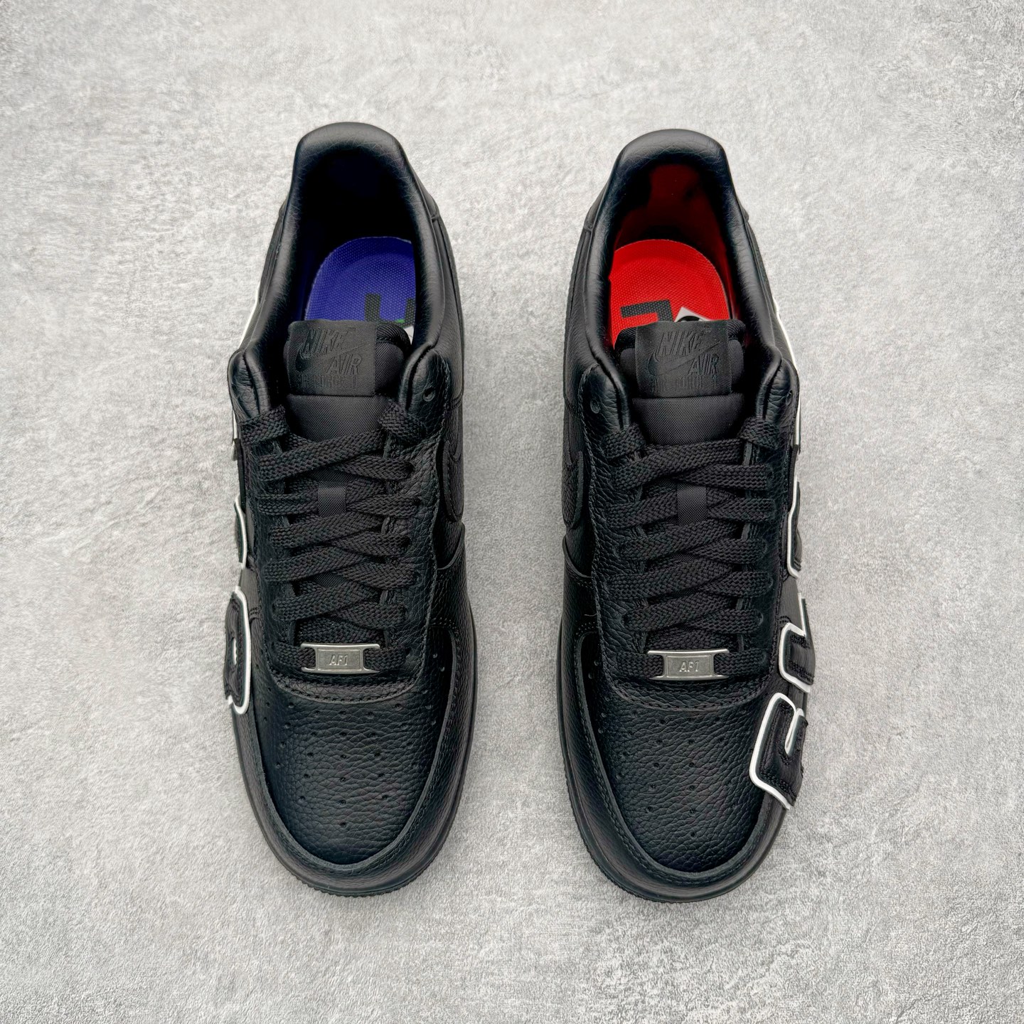 图片[2]-＃SF外贸特供 CPFM x NK Air Force 1 07 Low 空军一号系列低帮经典百搭休闲运动板鞋 联名补丁字母 黑白 HJ8463-007 原厂特供同批次皮料与Zp零色差 原厂特供内外标均可过绿X扫描认证 独家私模2025全新鱼鳞纹大底 咬花纹路更加清晰 全新排版鞋头倒置五角星 五角星对比旧版老版本 间距放大 星星缩小 全套官方原配件 防尘布袋 全鞋电脑针车 工整有序 视觉效果满分 原厂拉帮手法 标准四线 密度针距针孔大小控制到位 原装反口里网布海绵 正确卡色网眼大小 新版鞋撑改用纸团代替 原厂港宝加持完美还原灵魂版型 从里到外百分百还原 内置Sole气垫 中底白色背胶 已经无限的接近公司 原厂楦头 原厂刺绣 后跟弧度完美 刷胶工序 同步原厂手法 线上全程关灯只用紫光灯根据划线刷胶水 严格把控溢胶及成型品控 独家私模最大开发到48.5 注意防尘袋配件丢失退货扣20 尺码：35.5 36 36.5 37.5 38 38.5 39 40 40.5 41 42 42.5 43 44 44.5 45 46 47.5 48.5-选品中心