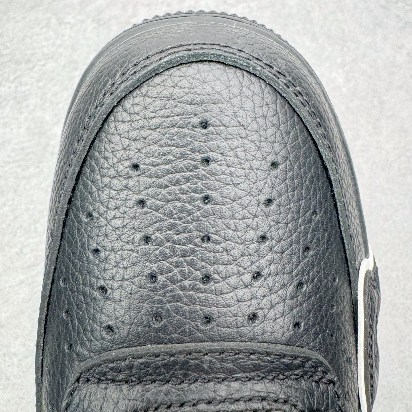 图片[14]-＃SF外贸特供 CPFM x NK Air Force 1 07 Low 空军一号系列低帮经典百搭休闲运动板鞋 联名补丁字母 黑白 HJ8463-007 原厂特供同批次皮料与Zp零色差 原厂特供内外标均可过绿X扫描认证 独家私模2025全新鱼鳞纹大底 咬花纹路更加清晰 全新排版鞋头倒置五角星 五角星对比旧版老版本 间距放大 星星缩小 全套官方原配件 防尘布袋 全鞋电脑针车 工整有序 视觉效果满分 原厂拉帮手法 标准四线 密度针距针孔大小控制到位 原装反口里网布海绵 正确卡色网眼大小 新版鞋撑改用纸团代替 原厂港宝加持完美还原灵魂版型 从里到外百分百还原 内置Sole气垫 中底白色背胶 已经无限的接近公司 原厂楦头 原厂刺绣 后跟弧度完美 刷胶工序 同步原厂手法 线上全程关灯只用紫光灯根据划线刷胶水 严格把控溢胶及成型品控 独家私模最大开发到48.5 注意防尘袋配件丢失退货扣20 尺码：35.5 36 36.5 37.5 38 38.5 39 40 40.5 41 42 42.5 43 44 44.5 45 46 47.5 48.5-选品中心