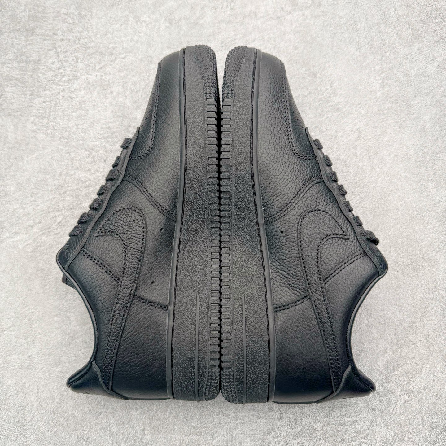 图片[5]-＃SF外贸特供 CPFM x NK Air Force 1 07 Low 空军一号系列低帮经典百搭休闲运动板鞋 联名补丁字母 黑白 HJ8463-007 原厂特供同批次皮料与Zp零色差 原厂特供内外标均可过绿X扫描认证 独家私模2025全新鱼鳞纹大底 咬花纹路更加清晰 全新排版鞋头倒置五角星 五角星对比旧版老版本 间距放大 星星缩小 全套官方原配件 防尘布袋 全鞋电脑针车 工整有序 视觉效果满分 原厂拉帮手法 标准四线 密度针距针孔大小控制到位 原装反口里网布海绵 正确卡色网眼大小 新版鞋撑改用纸团代替 原厂港宝加持完美还原灵魂版型 从里到外百分百还原 内置Sole气垫 中底白色背胶 已经无限的接近公司 原厂楦头 原厂刺绣 后跟弧度完美 刷胶工序 同步原厂手法 线上全程关灯只用紫光灯根据划线刷胶水 严格把控溢胶及成型品控 独家私模最大开发到48.5 注意防尘袋配件丢失退货扣20 尺码：35.5 36 36.5 37.5 38 38.5 39 40 40.5 41 42 42.5 43 44 44.5 45 46 47.5 48.5-选品中心