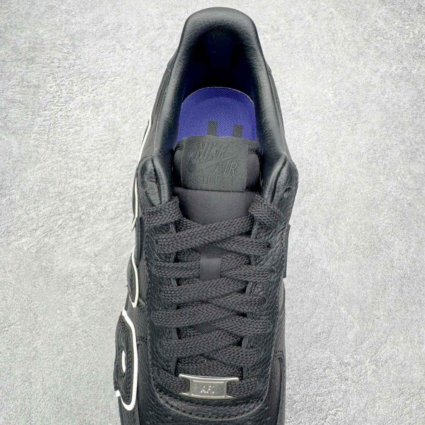 图片[7]-＃SF外贸特供 CPFM x NK Air Force 1 07 Low 空军一号系列低帮经典百搭休闲运动板鞋 联名补丁字母 黑白 HJ8463-007 原厂特供同批次皮料与Zp零色差 原厂特供内外标均可过绿X扫描认证 独家私模2025全新鱼鳞纹大底 咬花纹路更加清晰 全新排版鞋头倒置五角星 五角星对比旧版老版本 间距放大 星星缩小 全套官方原配件 防尘布袋 全鞋电脑针车 工整有序 视觉效果满分 原厂拉帮手法 标准四线 密度针距针孔大小控制到位 原装反口里网布海绵 正确卡色网眼大小 新版鞋撑改用纸团代替 原厂港宝加持完美还原灵魂版型 从里到外百分百还原 内置Sole气垫 中底白色背胶 已经无限的接近公司 原厂楦头 原厂刺绣 后跟弧度完美 刷胶工序 同步原厂手法 线上全程关灯只用紫光灯根据划线刷胶水 严格把控溢胶及成型品控 独家私模最大开发到48.5 注意防尘袋配件丢失退货扣20 尺码：35.5 36 36.5 37.5 38 38.5 39 40 40.5 41 42 42.5 43 44 44.5 45 46 47.5 48.5-选品中心