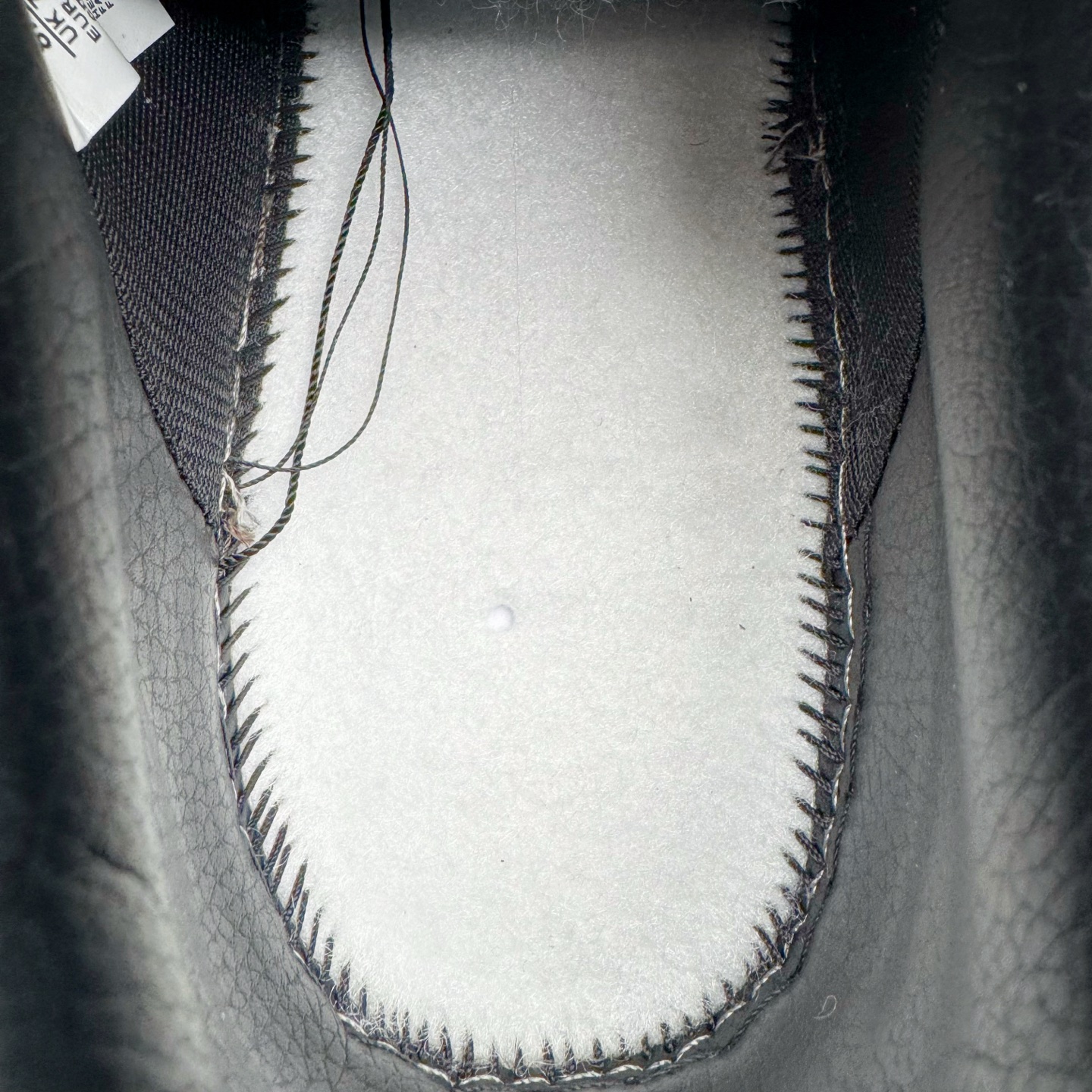 图片[21]-＃SF外贸特供 CPFM x NK Air Force 1 07 Low 空军一号系列低帮经典百搭休闲运动板鞋 联名补丁字母 黑白 HJ8463-007 原厂特供同批次皮料与Zp零色差 原厂特供内外标均可过绿X扫描认证 独家私模2025全新鱼鳞纹大底 咬花纹路更加清晰 全新排版鞋头倒置五角星 五角星对比旧版老版本 间距放大 星星缩小 全套官方原配件 防尘布袋 全鞋电脑针车 工整有序 视觉效果满分 原厂拉帮手法 标准四线 密度针距针孔大小控制到位 原装反口里网布海绵 正确卡色网眼大小 新版鞋撑改用纸团代替 原厂港宝加持完美还原灵魂版型 从里到外百分百还原 内置Sole气垫 中底白色背胶 已经无限的接近公司 原厂楦头 原厂刺绣 后跟弧度完美 刷胶工序 同步原厂手法 线上全程关灯只用紫光灯根据划线刷胶水 严格把控溢胶及成型品控 独家私模最大开发到48.5 注意防尘袋配件丢失退货扣20 尺码：35.5 36 36.5 37.5 38 38.5 39 40 40.5 41 42 42.5 43 44 44.5 45 46 47.5 48.5-选品中心