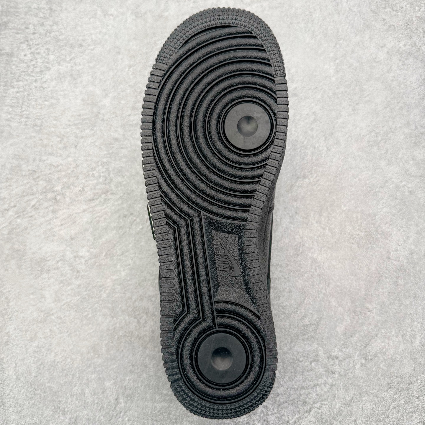 图片[11]-＃SF外贸特供 CPFM x NK Air Force 1 07 Low 空军一号系列低帮经典百搭休闲运动板鞋 联名补丁字母 黑白 HJ8463-007 原厂特供同批次皮料与Zp零色差 原厂特供内外标均可过绿X扫描认证 独家私模2025全新鱼鳞纹大底 咬花纹路更加清晰 全新排版鞋头倒置五角星 五角星对比旧版老版本 间距放大 星星缩小 全套官方原配件 防尘布袋 全鞋电脑针车 工整有序 视觉效果满分 原厂拉帮手法 标准四线 密度针距针孔大小控制到位 原装反口里网布海绵 正确卡色网眼大小 新版鞋撑改用纸团代替 原厂港宝加持完美还原灵魂版型 从里到外百分百还原 内置Sole气垫 中底白色背胶 已经无限的接近公司 原厂楦头 原厂刺绣 后跟弧度完美 刷胶工序 同步原厂手法 线上全程关灯只用紫光灯根据划线刷胶水 严格把控溢胶及成型品控 独家私模最大开发到48.5 注意防尘袋配件丢失退货扣20 尺码：35.5 36 36.5 37.5 38 38.5 39 40 40.5 41 42 42.5 43 44 44.5 45 46 47.5 48.5-选品中心