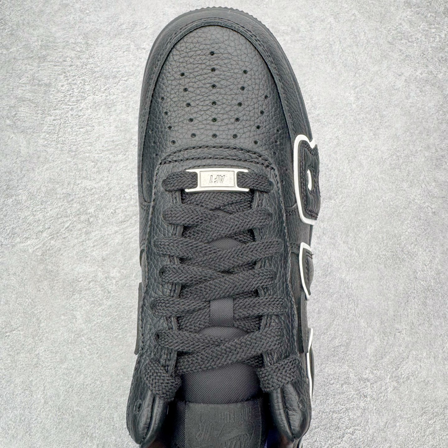 图片[6]-＃SF外贸特供 CPFM x NK Air Force 1 07 Low 空军一号系列低帮经典百搭休闲运动板鞋 联名补丁字母 黑白 HJ8463-007 原厂特供同批次皮料与Zp零色差 原厂特供内外标均可过绿X扫描认证 独家私模2025全新鱼鳞纹大底 咬花纹路更加清晰 全新排版鞋头倒置五角星 五角星对比旧版老版本 间距放大 星星缩小 全套官方原配件 防尘布袋 全鞋电脑针车 工整有序 视觉效果满分 原厂拉帮手法 标准四线 密度针距针孔大小控制到位 原装反口里网布海绵 正确卡色网眼大小 新版鞋撑改用纸团代替 原厂港宝加持完美还原灵魂版型 从里到外百分百还原 内置Sole气垫 中底白色背胶 已经无限的接近公司 原厂楦头 原厂刺绣 后跟弧度完美 刷胶工序 同步原厂手法 线上全程关灯只用紫光灯根据划线刷胶水 严格把控溢胶及成型品控 独家私模最大开发到48.5 注意防尘袋配件丢失退货扣20 尺码：35.5 36 36.5 37.5 38 38.5 39 40 40.5 41 42 42.5 43 44 44.5 45 46 47.5 48.5-选品中心