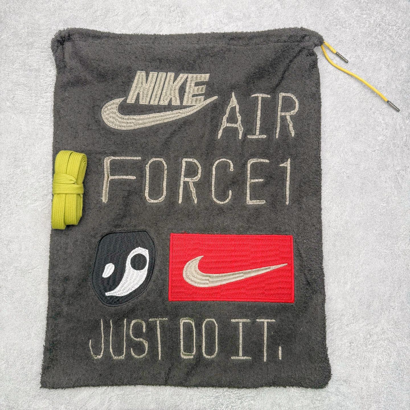 图片[23]-＃SF外贸特供 CPFM x NK Air Force 1 07 Low 空军一号系列低帮经典百搭休闲运动板鞋 联名补丁字母 黑白 HJ8463-007 原厂特供同批次皮料与Zp零色差 原厂特供内外标均可过绿X扫描认证 独家私模2025全新鱼鳞纹大底 咬花纹路更加清晰 全新排版鞋头倒置五角星 五角星对比旧版老版本 间距放大 星星缩小 全套官方原配件 防尘布袋 全鞋电脑针车 工整有序 视觉效果满分 原厂拉帮手法 标准四线 密度针距针孔大小控制到位 原装反口里网布海绵 正确卡色网眼大小 新版鞋撑改用纸团代替 原厂港宝加持完美还原灵魂版型 从里到外百分百还原 内置Sole气垫 中底白色背胶 已经无限的接近公司 原厂楦头 原厂刺绣 后跟弧度完美 刷胶工序 同步原厂手法 线上全程关灯只用紫光灯根据划线刷胶水 严格把控溢胶及成型品控 独家私模最大开发到48.5 注意防尘袋配件丢失退货扣20 尺码：35.5 36 36.5 37.5 38 38.5 39 40 40.5 41 42 42.5 43 44 44.5 45 46 47.5 48.5-选品中心