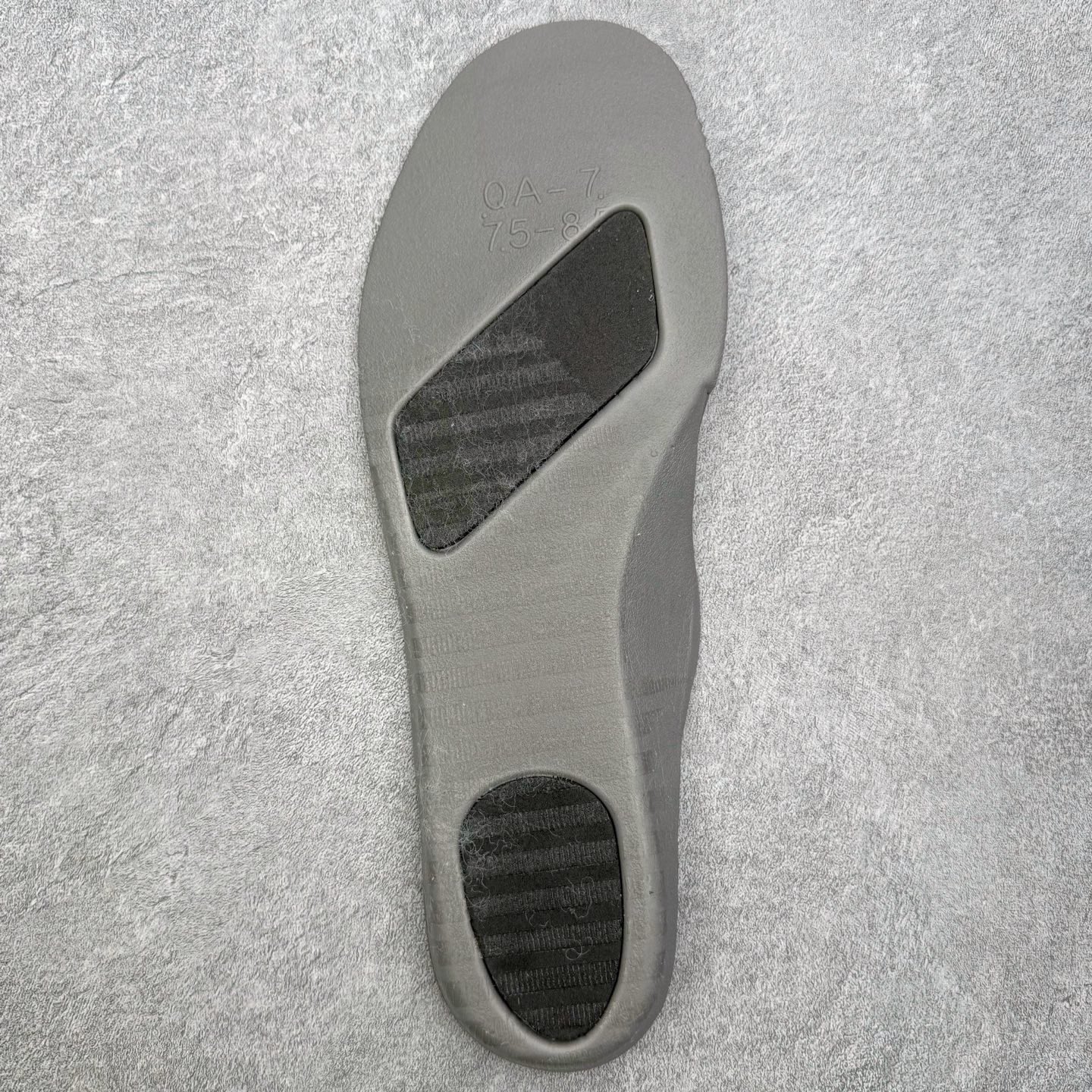 图片[22]-＃SF外贸特供 CPFM x NK Air Force 1 07 Low 空军一号系列低帮经典百搭休闲运动板鞋 联名补丁字母 黑白 HJ8463-007 原厂特供同批次皮料与Zp零色差 原厂特供内外标均可过绿X扫描认证 独家私模2025全新鱼鳞纹大底 咬花纹路更加清晰 全新排版鞋头倒置五角星 五角星对比旧版老版本 间距放大 星星缩小 全套官方原配件 防尘布袋 全鞋电脑针车 工整有序 视觉效果满分 原厂拉帮手法 标准四线 密度针距针孔大小控制到位 原装反口里网布海绵 正确卡色网眼大小 新版鞋撑改用纸团代替 原厂港宝加持完美还原灵魂版型 从里到外百分百还原 内置Sole气垫 中底白色背胶 已经无限的接近公司 原厂楦头 原厂刺绣 后跟弧度完美 刷胶工序 同步原厂手法 线上全程关灯只用紫光灯根据划线刷胶水 严格把控溢胶及成型品控 独家私模最大开发到48.5 注意防尘袋配件丢失退货扣20 尺码：35.5 36 36.5 37.5 38 38.5 39 40 40.5 41 42 42.5 43 44 44.5 45 46 47.5 48.5-选品中心