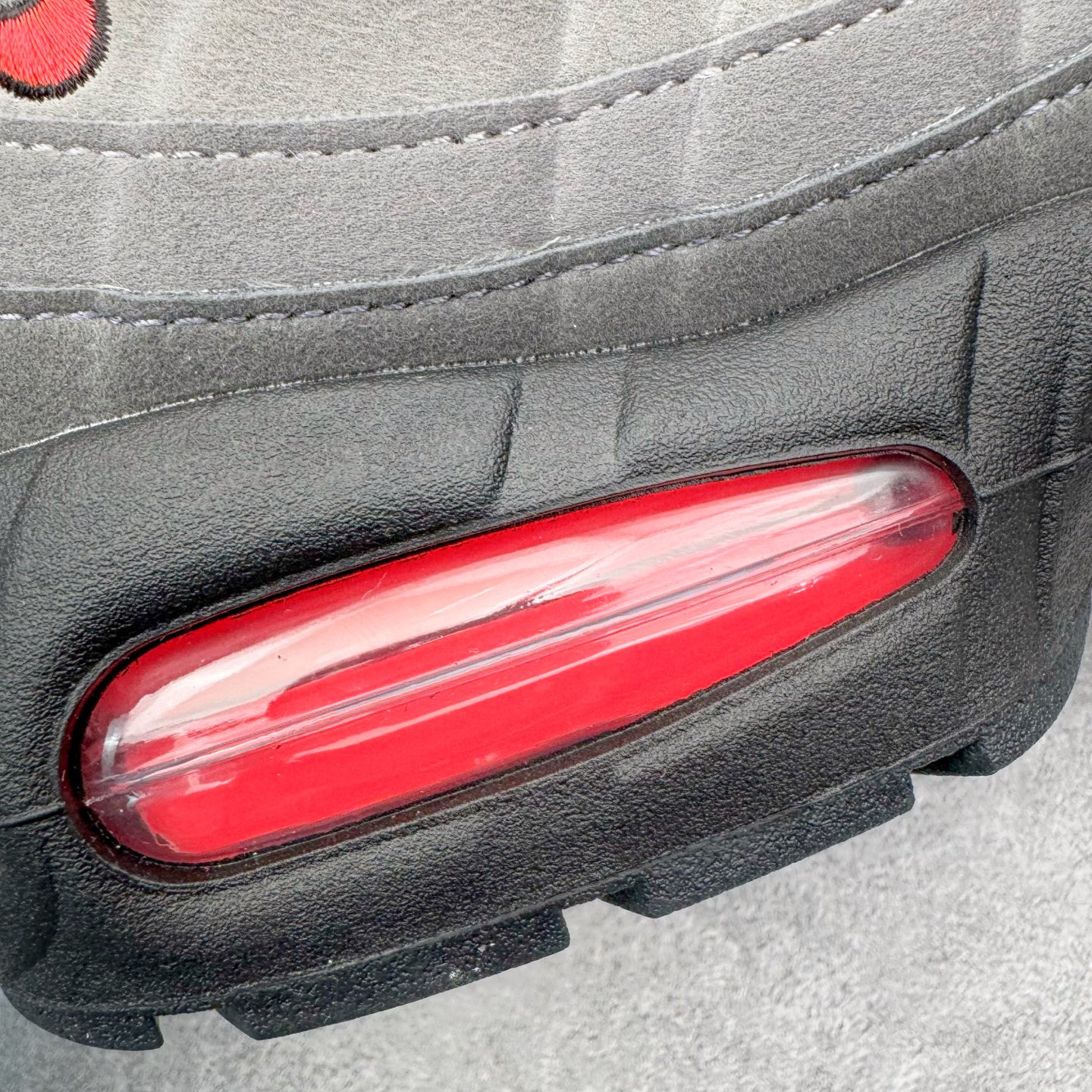 图片[11]-＃KZ神版 NK Air Max 95 OG 舒适百搭耐磨低帮气垫休闲跑步鞋 灰红 IM7410-001 亲自操刀耗时半年开发 重金购买全套印尼原厂纸板楦头开发 2025官方主推系列 致敬诞生30周年的传奇鞋型 Air Max 95 系列再度重磅复刻归来 以全新配色续写光辉历史 更以现代手法重塑经典 将复古风格与前沿科技完美融合 一比一鞋头弧度高度鞋身弧度 东莞原厂模具大底 一码一模 原厂高韧性Tpu 独家供应45.5 48.5 原厂特供同批次皮料与Zp零色差 原厂特供内外标均可过绿X扫描认证 独家原装Big Bubble气垫 气垫体积更大 提供更强的缓震性能和回弹性 进口玻璃冲刀皮料裁剪零毛边 电脑针车工艺 鞋面不留荧光细节 平台可冲 超高鞋面清洁度 最高QC检验标准 控制溢胶瑕疵 每一双都是工艺品 实拍调校N版已经零色差零失真 百分百还原实物色彩所见即所得 不存在货不对板色差等低级问题 选购参考实物拍摄 不混卖不参货 只用心做好货严格选品 承诺混一赔十 尺码：35.5 36 36.5 37.5 38 38.5 39 40 40.5 41 42 42.5 43 44 44.5 45 45.5 46 47.5 48.5-选品中心