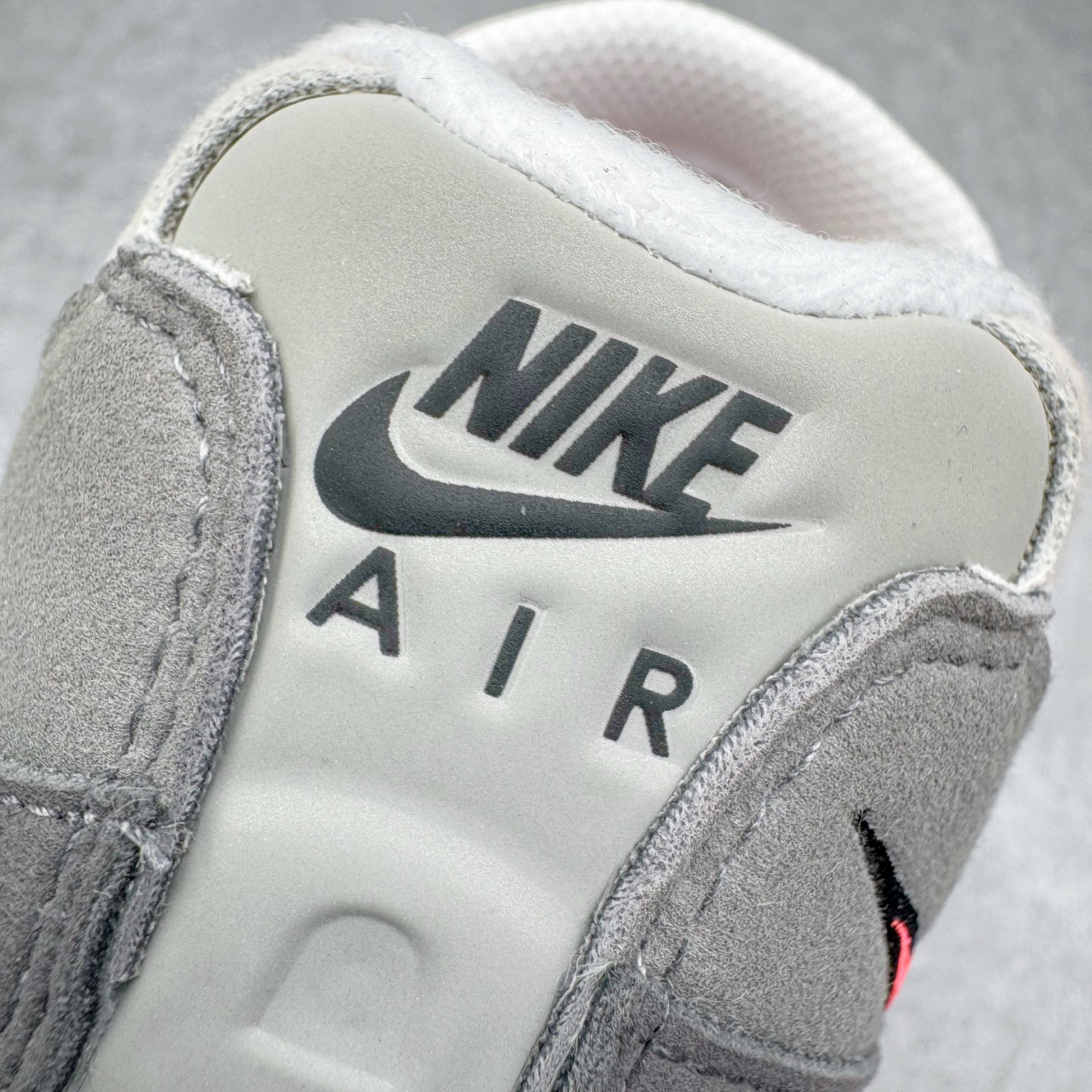 图片[18]-＃KZ神版 NK Air Max 95 OG 舒适百搭耐磨低帮气垫休闲跑步鞋 灰红 IM7410-001 亲自操刀耗时半年开发 重金购买全套印尼原厂纸板楦头开发 2025官方主推系列 致敬诞生30周年的传奇鞋型 Air Max 95 系列再度重磅复刻归来 以全新配色续写光辉历史 更以现代手法重塑经典 将复古风格与前沿科技完美融合 一比一鞋头弧度高度鞋身弧度 东莞原厂模具大底 一码一模 原厂高韧性Tpu 独家供应45.5 48.5 原厂特供同批次皮料与Zp零色差 原厂特供内外标均可过绿X扫描认证 独家原装Big Bubble气垫 气垫体积更大 提供更强的缓震性能和回弹性 进口玻璃冲刀皮料裁剪零毛边 电脑针车工艺 鞋面不留荧光细节 平台可冲 超高鞋面清洁度 最高QC检验标准 控制溢胶瑕疵 每一双都是工艺品 实拍调校N版已经零色差零失真 百分百还原实物色彩所见即所得 不存在货不对板色差等低级问题 选购参考实物拍摄 不混卖不参货 只用心做好货严格选品 承诺混一赔十 尺码：35.5 36 36.5 37.5 38 38.5 39 40 40.5 41 42 42.5 43 44 44.5 45 45.5 46 47.5 48.5-选品中心