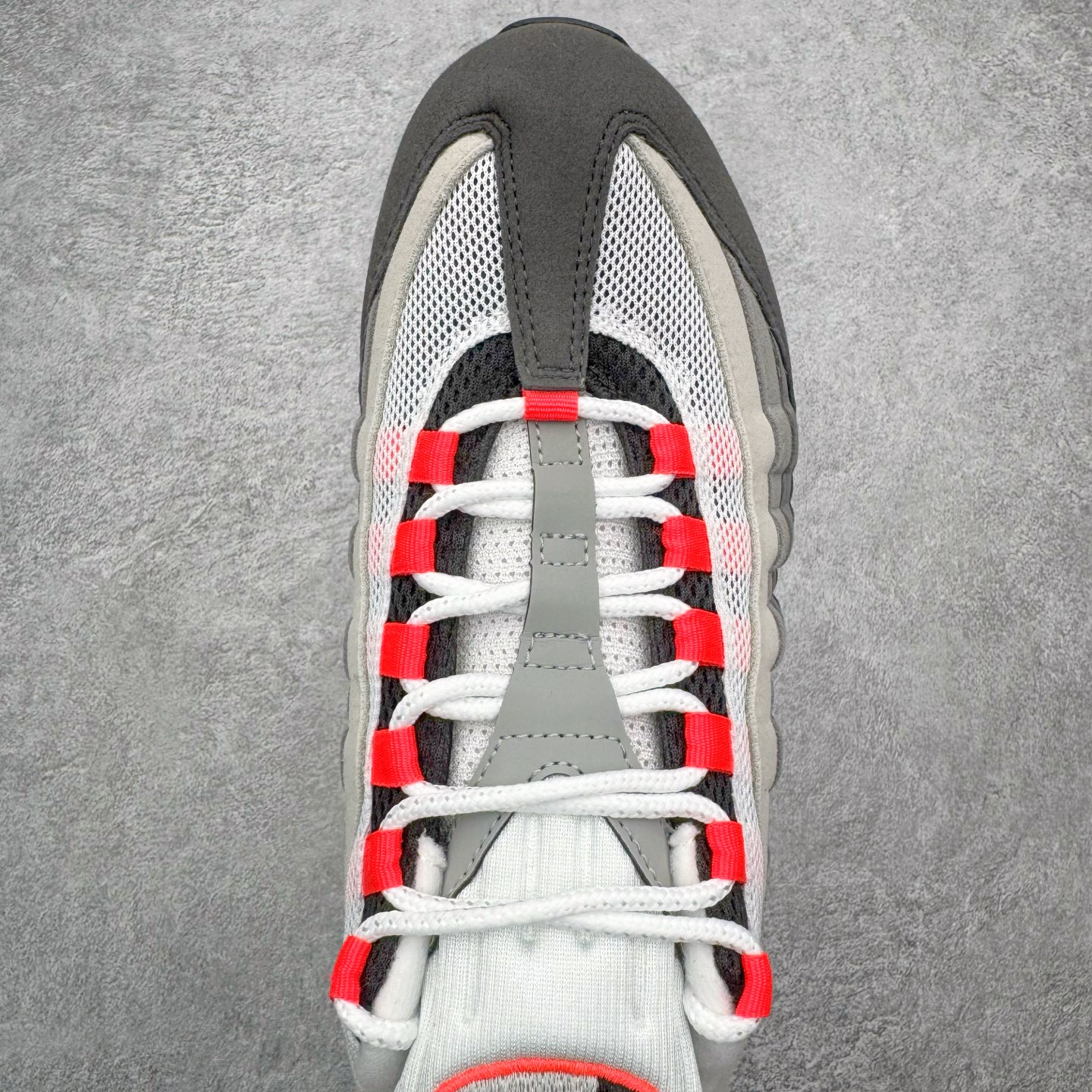 图片[4]-＃KZ神版 NK Air Max 95 OG 舒适百搭耐磨低帮气垫休闲跑步鞋 灰红 IM7410-001 亲自操刀耗时半年开发 重金购买全套印尼原厂纸板楦头开发 2025官方主推系列 致敬诞生30周年的传奇鞋型 Air Max 95 系列再度重磅复刻归来 以全新配色续写光辉历史 更以现代手法重塑经典 将复古风格与前沿科技完美融合 一比一鞋头弧度高度鞋身弧度 东莞原厂模具大底 一码一模 原厂高韧性Tpu 独家供应45.5 48.5 原厂特供同批次皮料与Zp零色差 原厂特供内外标均可过绿X扫描认证 独家原装Big Bubble气垫 气垫体积更大 提供更强的缓震性能和回弹性 进口玻璃冲刀皮料裁剪零毛边 电脑针车工艺 鞋面不留荧光细节 平台可冲 超高鞋面清洁度 最高QC检验标准 控制溢胶瑕疵 每一双都是工艺品 实拍调校N版已经零色差零失真 百分百还原实物色彩所见即所得 不存在货不对板色差等低级问题 选购参考实物拍摄 不混卖不参货 只用心做好货严格选品 承诺混一赔十 尺码：35.5 36 36.5 37.5 38 38.5 39 40 40.5 41 42 42.5 43 44 44.5 45 45.5 46 47.5 48.5-选品中心