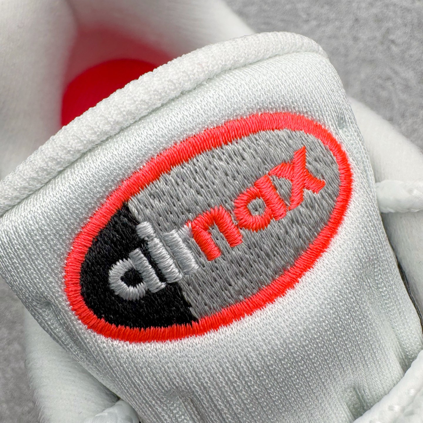 图片[16]-＃KZ神版 NK Air Max 95 OG 舒适百搭耐磨低帮气垫休闲跑步鞋 灰红 IM7410-001 亲自操刀耗时半年开发 重金购买全套印尼原厂纸板楦头开发 2025官方主推系列 致敬诞生30周年的传奇鞋型 Air Max 95 系列再度重磅复刻归来 以全新配色续写光辉历史 更以现代手法重塑经典 将复古风格与前沿科技完美融合 一比一鞋头弧度高度鞋身弧度 东莞原厂模具大底 一码一模 原厂高韧性Tpu 独家供应45.5 48.5 原厂特供同批次皮料与Zp零色差 原厂特供内外标均可过绿X扫描认证 独家原装Big Bubble气垫 气垫体积更大 提供更强的缓震性能和回弹性 进口玻璃冲刀皮料裁剪零毛边 电脑针车工艺 鞋面不留荧光细节 平台可冲 超高鞋面清洁度 最高QC检验标准 控制溢胶瑕疵 每一双都是工艺品 实拍调校N版已经零色差零失真 百分百还原实物色彩所见即所得 不存在货不对板色差等低级问题 选购参考实物拍摄 不混卖不参货 只用心做好货严格选品 承诺混一赔十 尺码：35.5 36 36.5 37.5 38 38.5 39 40 40.5 41 42 42.5 43 44 44.5 45 45.5 46 47.5 48.5-选品中心