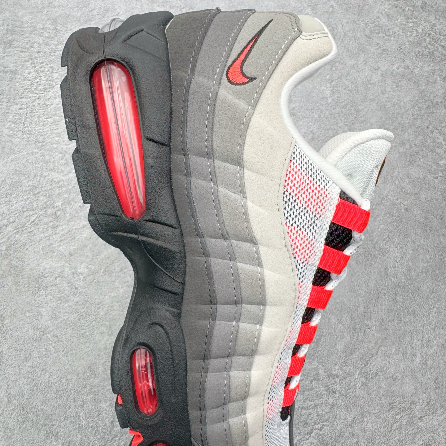 图片[6]-＃KZ神版 NK Air Max 95 OG 舒适百搭耐磨低帮气垫休闲跑步鞋 灰红 IM7410-001 亲自操刀耗时半年开发 重金购买全套印尼原厂纸板楦头开发 2025官方主推系列 致敬诞生30周年的传奇鞋型 Air Max 95 系列再度重磅复刻归来 以全新配色续写光辉历史 更以现代手法重塑经典 将复古风格与前沿科技完美融合 一比一鞋头弧度高度鞋身弧度 东莞原厂模具大底 一码一模 原厂高韧性Tpu 独家供应45.5 48.5 原厂特供同批次皮料与Zp零色差 原厂特供内外标均可过绿X扫描认证 独家原装Big Bubble气垫 气垫体积更大 提供更强的缓震性能和回弹性 进口玻璃冲刀皮料裁剪零毛边 电脑针车工艺 鞋面不留荧光细节 平台可冲 超高鞋面清洁度 最高QC检验标准 控制溢胶瑕疵 每一双都是工艺品 实拍调校N版已经零色差零失真 百分百还原实物色彩所见即所得 不存在货不对板色差等低级问题 选购参考实物拍摄 不混卖不参货 只用心做好货严格选品 承诺混一赔十 尺码：35.5 36 36.5 37.5 38 38.5 39 40 40.5 41 42 42.5 43 44 44.5 45 45.5 46 47.5 48.5-选品中心