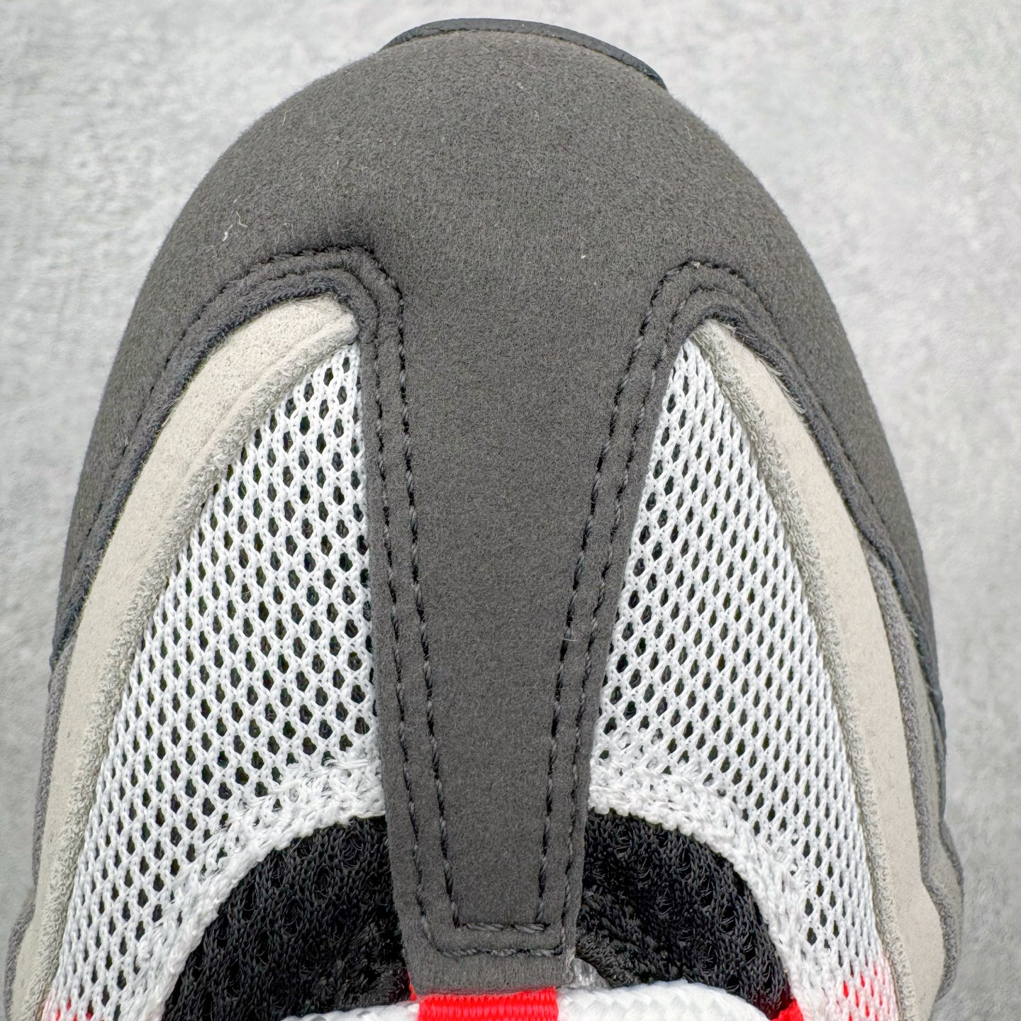 图片[17]-＃KZ神版 NK Air Max 95 OG 舒适百搭耐磨低帮气垫休闲跑步鞋 灰红 IM7410-001 亲自操刀耗时半年开发 重金购买全套印尼原厂纸板楦头开发 2025官方主推系列 致敬诞生30周年的传奇鞋型 Air Max 95 系列再度重磅复刻归来 以全新配色续写光辉历史 更以现代手法重塑经典 将复古风格与前沿科技完美融合 一比一鞋头弧度高度鞋身弧度 东莞原厂模具大底 一码一模 原厂高韧性Tpu 独家供应45.5 48.5 原厂特供同批次皮料与Zp零色差 原厂特供内外标均可过绿X扫描认证 独家原装Big Bubble气垫 气垫体积更大 提供更强的缓震性能和回弹性 进口玻璃冲刀皮料裁剪零毛边 电脑针车工艺 鞋面不留荧光细节 平台可冲 超高鞋面清洁度 最高QC检验标准 控制溢胶瑕疵 每一双都是工艺品 实拍调校N版已经零色差零失真 百分百还原实物色彩所见即所得 不存在货不对板色差等低级问题 选购参考实物拍摄 不混卖不参货 只用心做好货严格选品 承诺混一赔十 尺码：35.5 36 36.5 37.5 38 38.5 39 40 40.5 41 42 42.5 43 44 44.5 45 45.5 46 47.5 48.5-选品中心