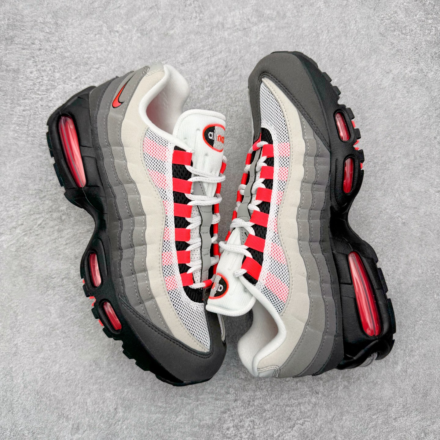 图片[3]-＃KZ神版 NK Air Max 95 OG 舒适百搭耐磨低帮气垫休闲跑步鞋 灰红 IM7410-001 亲自操刀耗时半年开发 重金购买全套印尼原厂纸板楦头开发 2025官方主推系列 致敬诞生30周年的传奇鞋型 Air Max 95 系列再度重磅复刻归来 以全新配色续写光辉历史 更以现代手法重塑经典 将复古风格与前沿科技完美融合 一比一鞋头弧度高度鞋身弧度 东莞原厂模具大底 一码一模 原厂高韧性Tpu 独家供应45.5 48.5 原厂特供同批次皮料与Zp零色差 原厂特供内外标均可过绿X扫描认证 独家原装Big Bubble气垫 气垫体积更大 提供更强的缓震性能和回弹性 进口玻璃冲刀皮料裁剪零毛边 电脑针车工艺 鞋面不留荧光细节 平台可冲 超高鞋面清洁度 最高QC检验标准 控制溢胶瑕疵 每一双都是工艺品 实拍调校N版已经零色差零失真 百分百还原实物色彩所见即所得 不存在货不对板色差等低级问题 选购参考实物拍摄 不混卖不参货 只用心做好货严格选品 承诺混一赔十 尺码：35.5 36 36.5 37.5 38 38.5 39 40 40.5 41 42 42.5 43 44 44.5 45 45.5 46 47.5 48.5-选品中心