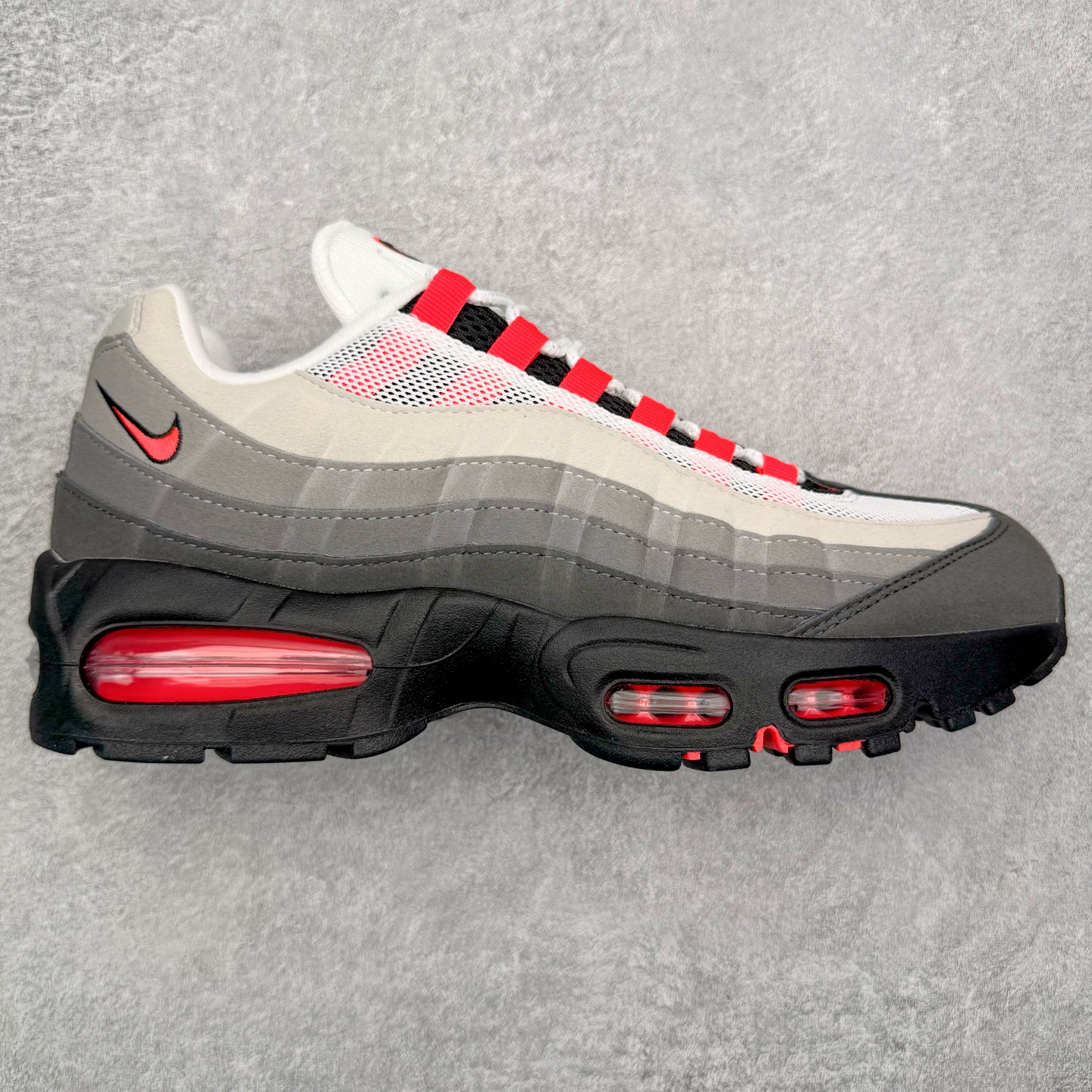＃KZ神版 NK Air Max 95 OG 舒适百搭耐磨低帮气垫休闲跑步鞋 灰红 IM7410-001 亲自操刀耗时半年开发 重金购买全套印尼原厂纸板楦头开发 2025官方主推系列 致敬诞生30周年的传奇鞋型 Air Max 95 系列再度重磅复刻归来 以全新配色续写光辉历史 更以现代手法重塑经典 将复古风格与前沿科技完美融合 一比一鞋头弧度高度鞋身弧度 东莞原厂模具大底 一码一模 原厂高韧性Tpu 独家供应45.5 48.5 原厂特供同批次皮料与Zp零色差 原厂特供内外标均可过绿X扫描认证 独家原装Big Bubble气垫 气垫体积更大 提供更强的缓震性能和回弹性 进口玻璃冲刀皮料裁剪零毛边 电脑针车工艺 鞋面不留荧光细节 平台可冲 超高鞋面清洁度 最高QC检验标准 控制溢胶瑕疵 每一双都是工艺品 实拍调校N版已经零色差零失真 百分百还原实物色彩所见即所得 不存在货不对板色差等低级问题 选购参考实物拍摄 不混卖不参货 只用心做好货严格选品 承诺混一赔十 尺码：35.5 36 36.5 37.5 38 38.5 39 40 40.5 41 42 42.5 43 44 44.5 45 45.5 46 47.5 48.5-选品中心