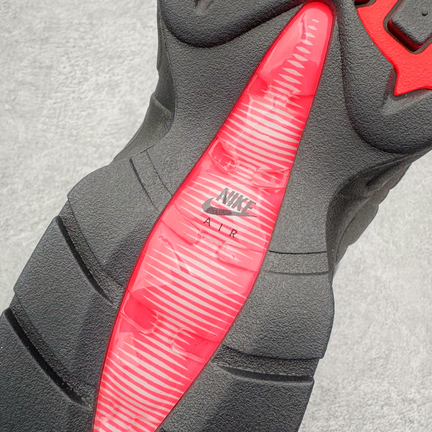 图片[10]-＃KZ神版 NK Air Max 95 OG 舒适百搭耐磨低帮气垫休闲跑步鞋 灰红 IM7410-001 亲自操刀耗时半年开发 重金购买全套印尼原厂纸板楦头开发 2025官方主推系列 致敬诞生30周年的传奇鞋型 Air Max 95 系列再度重磅复刻归来 以全新配色续写光辉历史 更以现代手法重塑经典 将复古风格与前沿科技完美融合 一比一鞋头弧度高度鞋身弧度 东莞原厂模具大底 一码一模 原厂高韧性Tpu 独家供应45.5 48.5 原厂特供同批次皮料与Zp零色差 原厂特供内外标均可过绿X扫描认证 独家原装Big Bubble气垫 气垫体积更大 提供更强的缓震性能和回弹性 进口玻璃冲刀皮料裁剪零毛边 电脑针车工艺 鞋面不留荧光细节 平台可冲 超高鞋面清洁度 最高QC检验标准 控制溢胶瑕疵 每一双都是工艺品 实拍调校N版已经零色差零失真 百分百还原实物色彩所见即所得 不存在货不对板色差等低级问题 选购参考实物拍摄 不混卖不参货 只用心做好货严格选品 承诺混一赔十 尺码：35.5 36 36.5 37.5 38 38.5 39 40 40.5 41 42 42.5 43 44 44.5 45 45.5 46 47.5 48.5-选品中心