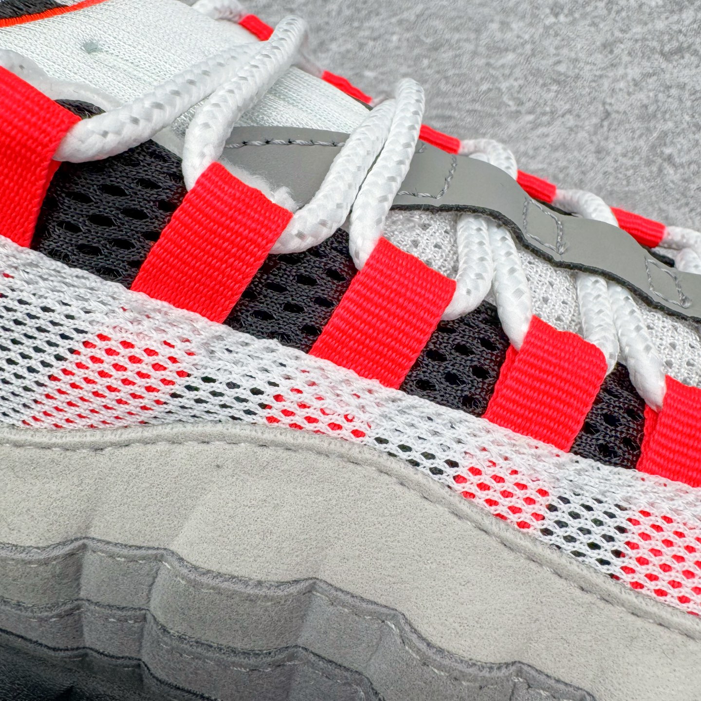 图片[15]-＃KZ神版 NK Air Max 95 OG 舒适百搭耐磨低帮气垫休闲跑步鞋 灰红 IM7410-001 亲自操刀耗时半年开发 重金购买全套印尼原厂纸板楦头开发 2025官方主推系列 致敬诞生30周年的传奇鞋型 Air Max 95 系列再度重磅复刻归来 以全新配色续写光辉历史 更以现代手法重塑经典 将复古风格与前沿科技完美融合 一比一鞋头弧度高度鞋身弧度 东莞原厂模具大底 一码一模 原厂高韧性Tpu 独家供应45.5 48.5 原厂特供同批次皮料与Zp零色差 原厂特供内外标均可过绿X扫描认证 独家原装Big Bubble气垫 气垫体积更大 提供更强的缓震性能和回弹性 进口玻璃冲刀皮料裁剪零毛边 电脑针车工艺 鞋面不留荧光细节 平台可冲 超高鞋面清洁度 最高QC检验标准 控制溢胶瑕疵 每一双都是工艺品 实拍调校N版已经零色差零失真 百分百还原实物色彩所见即所得 不存在货不对板色差等低级问题 选购参考实物拍摄 不混卖不参货 只用心做好货严格选品 承诺混一赔十 尺码：35.5 36 36.5 37.5 38 38.5 39 40 40.5 41 42 42.5 43 44 44.5 45 45.5 46 47.5 48.5-选品中心