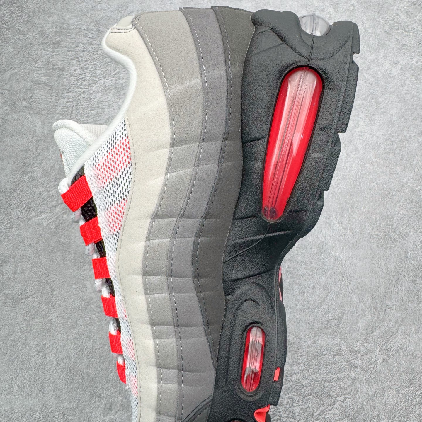图片[7]-＃KZ神版 NK Air Max 95 OG 舒适百搭耐磨低帮气垫休闲跑步鞋 灰红 IM7410-001 亲自操刀耗时半年开发 重金购买全套印尼原厂纸板楦头开发 2025官方主推系列 致敬诞生30周年的传奇鞋型 Air Max 95 系列再度重磅复刻归来 以全新配色续写光辉历史 更以现代手法重塑经典 将复古风格与前沿科技完美融合 一比一鞋头弧度高度鞋身弧度 东莞原厂模具大底 一码一模 原厂高韧性Tpu 独家供应45.5 48.5 原厂特供同批次皮料与Zp零色差 原厂特供内外标均可过绿X扫描认证 独家原装Big Bubble气垫 气垫体积更大 提供更强的缓震性能和回弹性 进口玻璃冲刀皮料裁剪零毛边 电脑针车工艺 鞋面不留荧光细节 平台可冲 超高鞋面清洁度 最高QC检验标准 控制溢胶瑕疵 每一双都是工艺品 实拍调校N版已经零色差零失真 百分百还原实物色彩所见即所得 不存在货不对板色差等低级问题 选购参考实物拍摄 不混卖不参货 只用心做好货严格选品 承诺混一赔十 尺码：35.5 36 36.5 37.5 38 38.5 39 40 40.5 41 42 42.5 43 44 44.5 45 45.5 46 47.5 48.5-选品中心