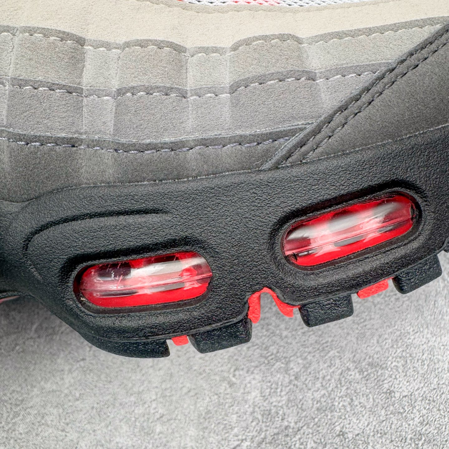 图片[12]-＃KZ神版 NK Air Max 95 OG 舒适百搭耐磨低帮气垫休闲跑步鞋 灰红 IM7410-001 亲自操刀耗时半年开发 重金购买全套印尼原厂纸板楦头开发 2025官方主推系列 致敬诞生30周年的传奇鞋型 Air Max 95 系列再度重磅复刻归来 以全新配色续写光辉历史 更以现代手法重塑经典 将复古风格与前沿科技完美融合 一比一鞋头弧度高度鞋身弧度 东莞原厂模具大底 一码一模 原厂高韧性Tpu 独家供应45.5 48.5 原厂特供同批次皮料与Zp零色差 原厂特供内外标均可过绿X扫描认证 独家原装Big Bubble气垫 气垫体积更大 提供更强的缓震性能和回弹性 进口玻璃冲刀皮料裁剪零毛边 电脑针车工艺 鞋面不留荧光细节 平台可冲 超高鞋面清洁度 最高QC检验标准 控制溢胶瑕疵 每一双都是工艺品 实拍调校N版已经零色差零失真 百分百还原实物色彩所见即所得 不存在货不对板色差等低级问题 选购参考实物拍摄 不混卖不参货 只用心做好货严格选品 承诺混一赔十 尺码：35.5 36 36.5 37.5 38 38.5 39 40 40.5 41 42 42.5 43 44 44.5 45 45.5 46 47.5 48.5-选品中心