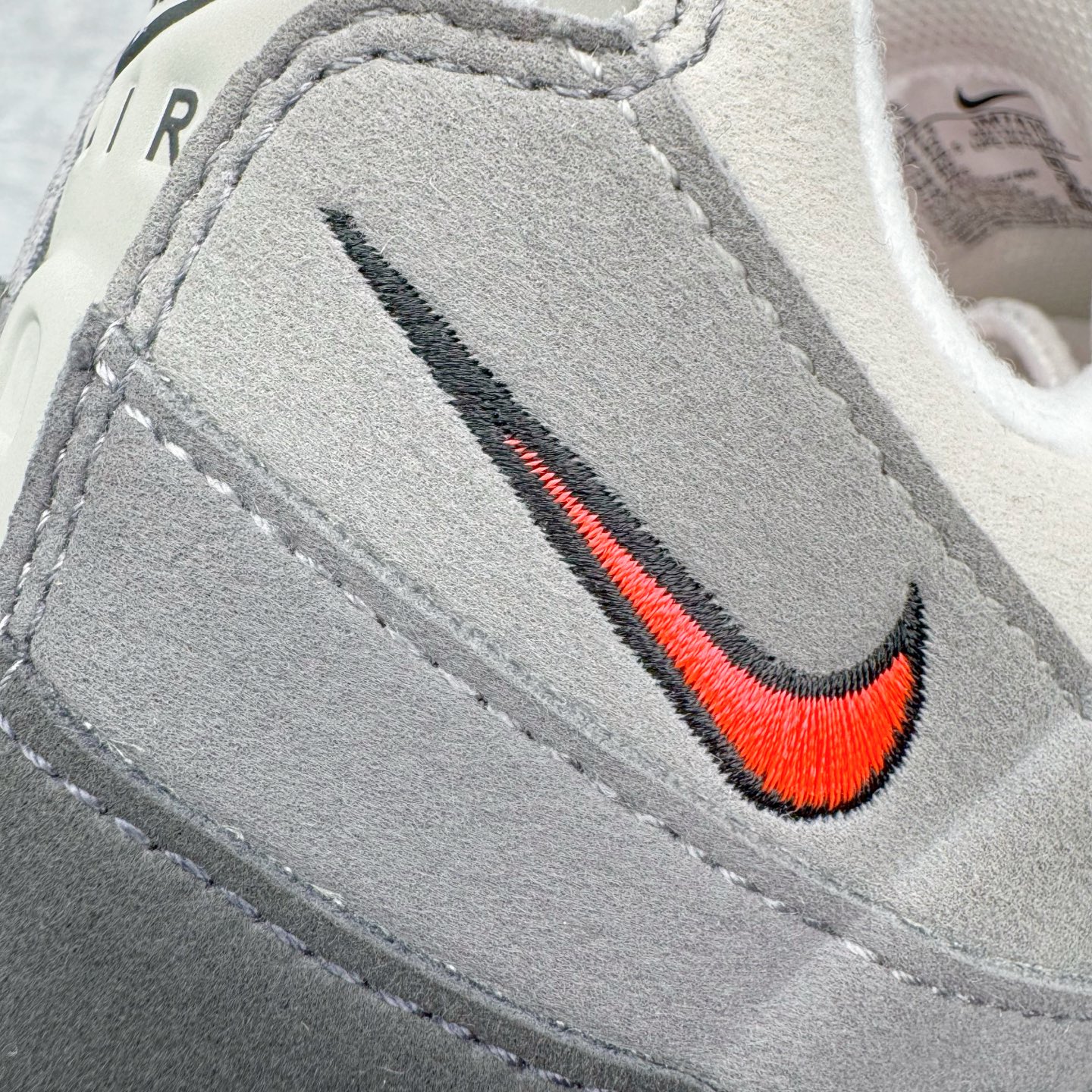 图片[13]-＃KZ神版 NK Air Max 95 OG 舒适百搭耐磨低帮气垫休闲跑步鞋 灰红 IM7410-001 亲自操刀耗时半年开发 重金购买全套印尼原厂纸板楦头开发 2025官方主推系列 致敬诞生30周年的传奇鞋型 Air Max 95 系列再度重磅复刻归来 以全新配色续写光辉历史 更以现代手法重塑经典 将复古风格与前沿科技完美融合 一比一鞋头弧度高度鞋身弧度 东莞原厂模具大底 一码一模 原厂高韧性Tpu 独家供应45.5 48.5 原厂特供同批次皮料与Zp零色差 原厂特供内外标均可过绿X扫描认证 独家原装Big Bubble气垫 气垫体积更大 提供更强的缓震性能和回弹性 进口玻璃冲刀皮料裁剪零毛边 电脑针车工艺 鞋面不留荧光细节 平台可冲 超高鞋面清洁度 最高QC检验标准 控制溢胶瑕疵 每一双都是工艺品 实拍调校N版已经零色差零失真 百分百还原实物色彩所见即所得 不存在货不对板色差等低级问题 选购参考实物拍摄 不混卖不参货 只用心做好货严格选品 承诺混一赔十 尺码：35.5 36 36.5 37.5 38 38.5 39 40 40.5 41 42 42.5 43 44 44.5 45 45.5 46 47.5 48.5-选品中心