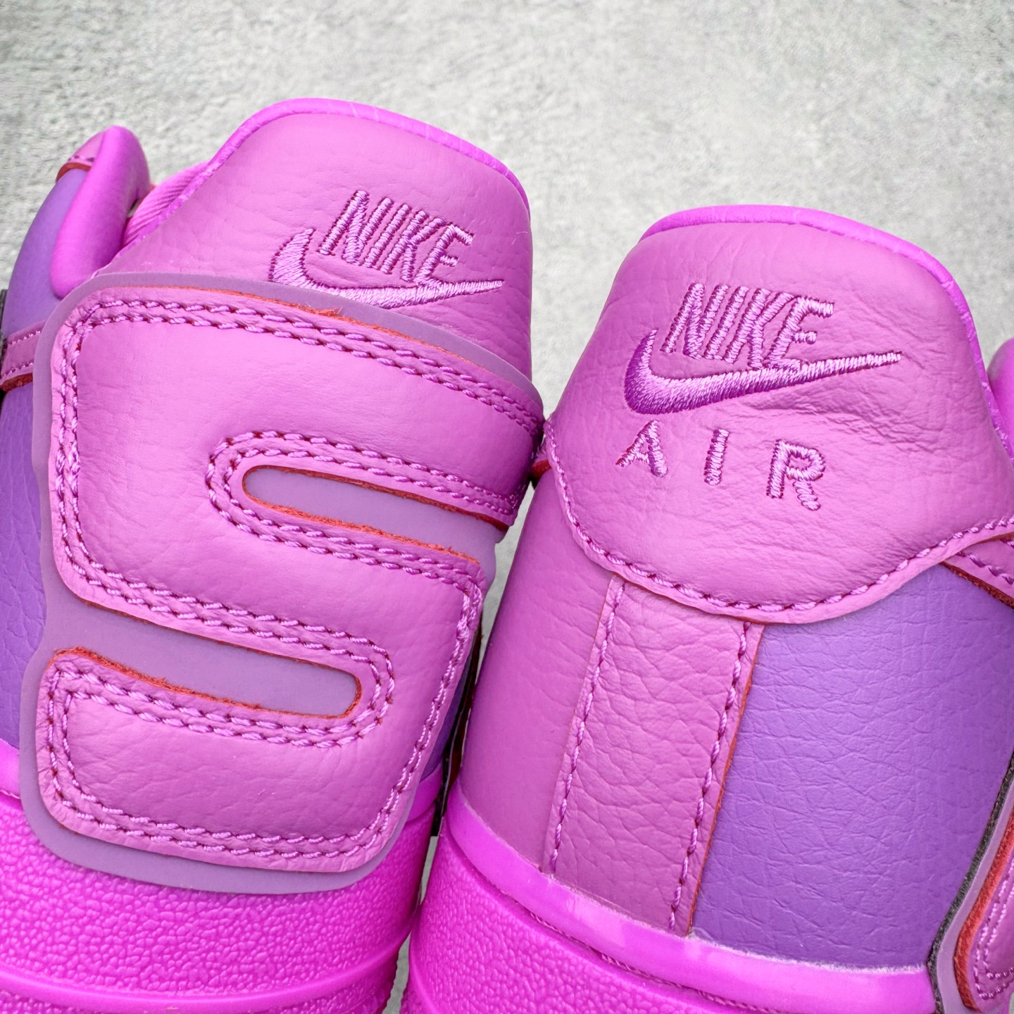 图片[13]-＃SF外贸特供 CPFM x NK Air Force 1 07 Low 空军一号系列低帮经典百搭休闲运动板鞋 联名补丁字母 紫红 FQ7069-500 原厂特供同批次皮料与Zp零色差 原厂特供内外标均可过绿X扫描认证 独家私模2025全新鱼鳞纹大底 咬花纹路更加清晰 全新排版鞋头倒置五角星 五角星对比旧版老版本 间距放大 星星缩小 全套官方原配件 防尘布袋 全鞋电脑针车 工整有序 视觉效果满分 原厂拉帮手法 标准四线 密度针距针孔大小控制到位 原装反口里网布海绵 正确卡色网眼大小 新版鞋撑改用纸团代替 原厂港宝加持完美还原灵魂版型 从里到外百分百还原 内置Sole气垫 中底白色背胶 已经无限的接近公司 原厂楦头 原厂刺绣 后跟弧度完美 刷胶工序 同步原厂手法 线上全程关灯只用紫光灯根据划线刷胶水 严格把控溢胶及成型品控 独家私模最大开发到48.5 注意防尘袋配件丢失退货扣20 尺码：35.5 36 36.5 37.5 38 38.5 39 40 40.5 41 42 42.5 43 44 44.5 45 46 47.5 48.5-选品中心