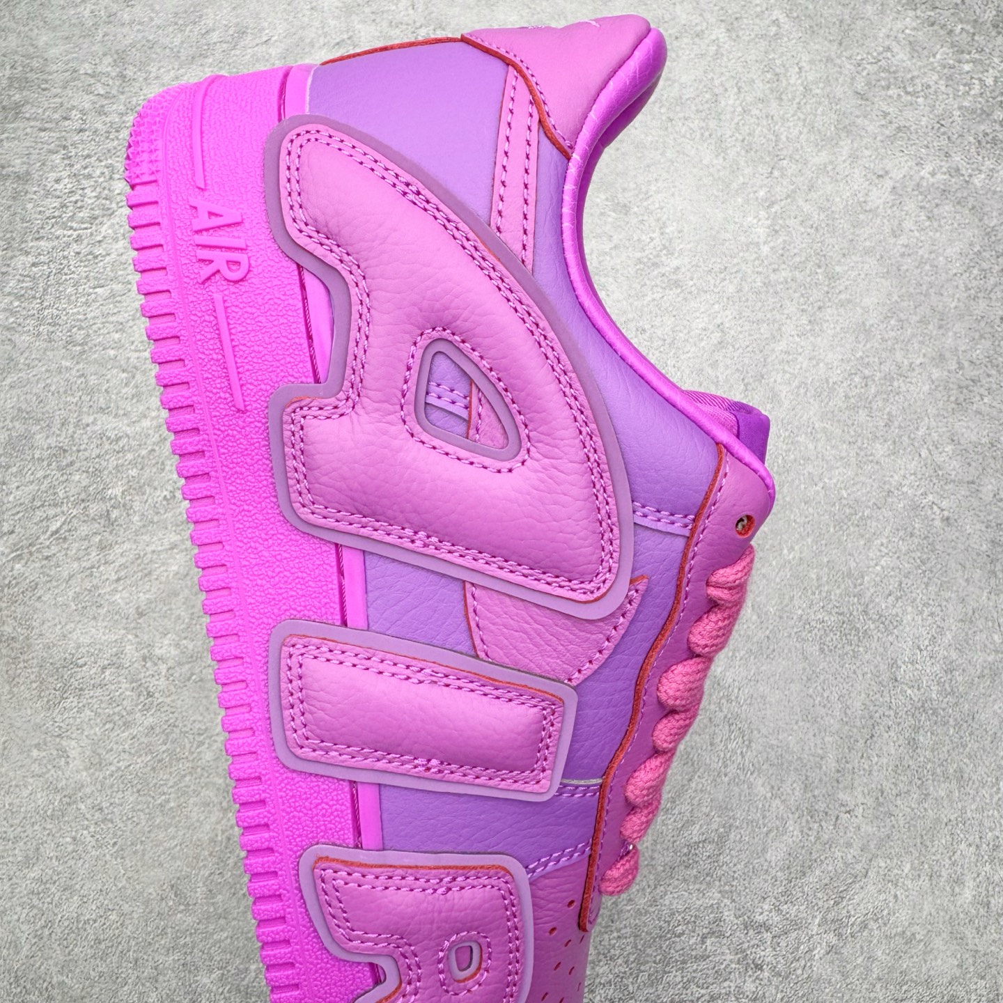 图片[10]-＃SF外贸特供 CPFM x NK Air Force 1 07 Low 空军一号系列低帮经典百搭休闲运动板鞋 联名补丁字母 紫红 FQ7069-500 原厂特供同批次皮料与Zp零色差 原厂特供内外标均可过绿X扫描认证 独家私模2025全新鱼鳞纹大底 咬花纹路更加清晰 全新排版鞋头倒置五角星 五角星对比旧版老版本 间距放大 星星缩小 全套官方原配件 防尘布袋 全鞋电脑针车 工整有序 视觉效果满分 原厂拉帮手法 标准四线 密度针距针孔大小控制到位 原装反口里网布海绵 正确卡色网眼大小 新版鞋撑改用纸团代替 原厂港宝加持完美还原灵魂版型 从里到外百分百还原 内置Sole气垫 中底白色背胶 已经无限的接近公司 原厂楦头 原厂刺绣 后跟弧度完美 刷胶工序 同步原厂手法 线上全程关灯只用紫光灯根据划线刷胶水 严格把控溢胶及成型品控 独家私模最大开发到48.5 注意防尘袋配件丢失退货扣20 尺码：35.5 36 36.5 37.5 38 38.5 39 40 40.5 41 42 42.5 43 44 44.5 45 46 47.5 48.5-选品中心