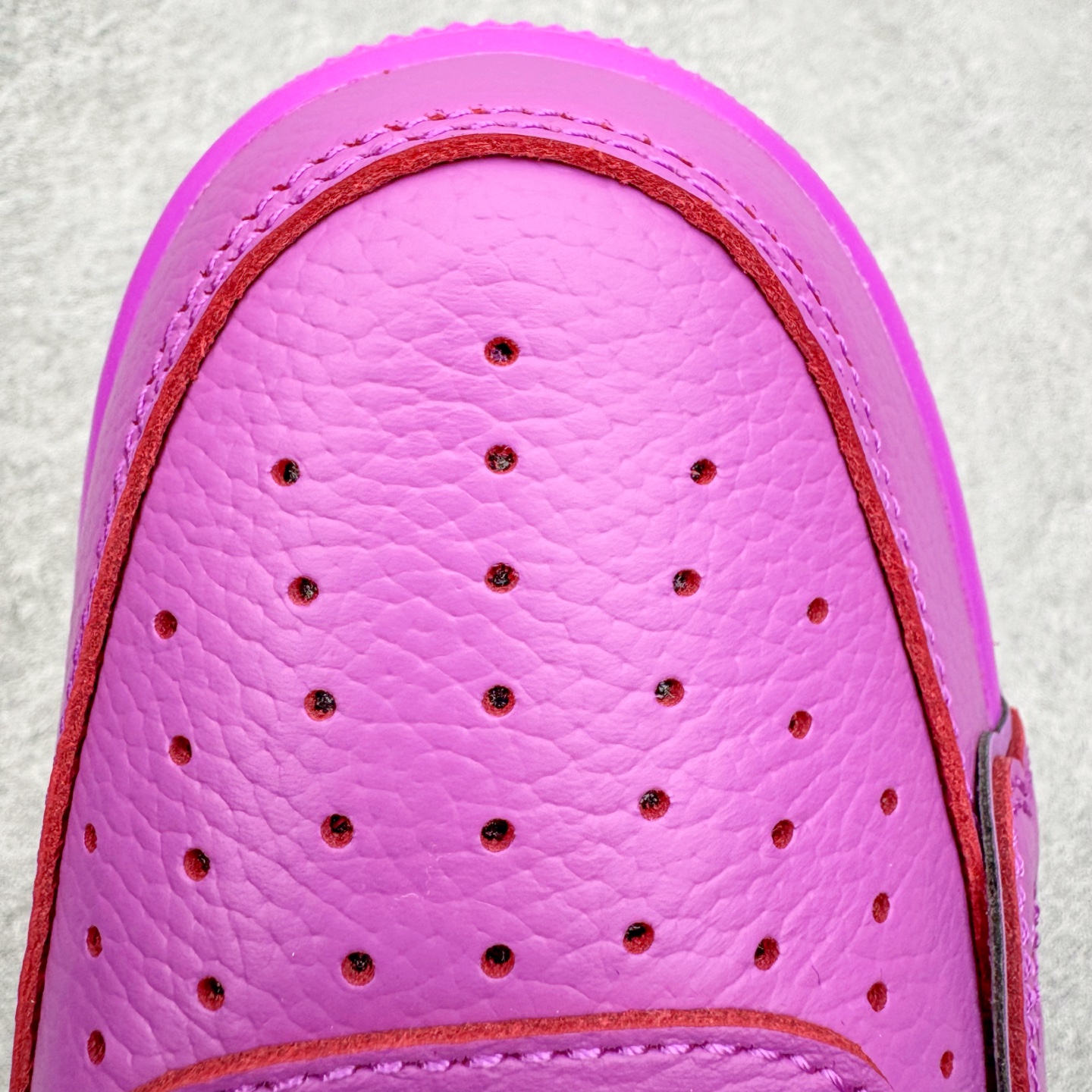 图片[16]-＃SF外贸特供 CPFM x NK Air Force 1 07 Low 空军一号系列低帮经典百搭休闲运动板鞋 联名补丁字母 紫红 FQ7069-500 原厂特供同批次皮料与Zp零色差 原厂特供内外标均可过绿X扫描认证 独家私模2025全新鱼鳞纹大底 咬花纹路更加清晰 全新排版鞋头倒置五角星 五角星对比旧版老版本 间距放大 星星缩小 全套官方原配件 防尘布袋 全鞋电脑针车 工整有序 视觉效果满分 原厂拉帮手法 标准四线 密度针距针孔大小控制到位 原装反口里网布海绵 正确卡色网眼大小 新版鞋撑改用纸团代替 原厂港宝加持完美还原灵魂版型 从里到外百分百还原 内置Sole气垫 中底白色背胶 已经无限的接近公司 原厂楦头 原厂刺绣 后跟弧度完美 刷胶工序 同步原厂手法 线上全程关灯只用紫光灯根据划线刷胶水 严格把控溢胶及成型品控 独家私模最大开发到48.5 注意防尘袋配件丢失退货扣20 尺码：35.5 36 36.5 37.5 38 38.5 39 40 40.5 41 42 42.5 43 44 44.5 45 46 47.5 48.5-选品中心