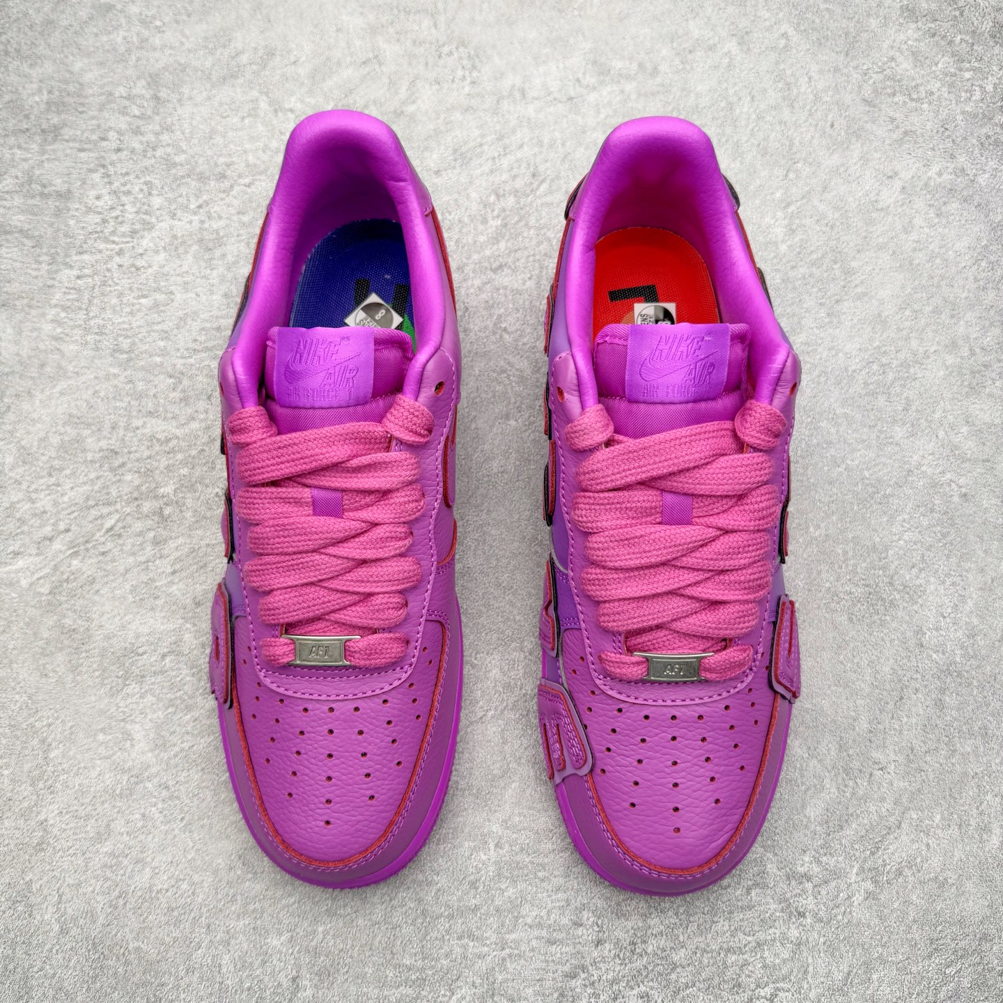 图片[2]-＃SF外贸特供 CPFM x NK Air Force 1 07 Low 空军一号系列低帮经典百搭休闲运动板鞋 联名补丁字母 紫红 FQ7069-500 原厂特供同批次皮料与Zp零色差 原厂特供内外标均可过绿X扫描认证 独家私模2025全新鱼鳞纹大底 咬花纹路更加清晰 全新排版鞋头倒置五角星 五角星对比旧版老版本 间距放大 星星缩小 全套官方原配件 防尘布袋 全鞋电脑针车 工整有序 视觉效果满分 原厂拉帮手法 标准四线 密度针距针孔大小控制到位 原装反口里网布海绵 正确卡色网眼大小 新版鞋撑改用纸团代替 原厂港宝加持完美还原灵魂版型 从里到外百分百还原 内置Sole气垫 中底白色背胶 已经无限的接近公司 原厂楦头 原厂刺绣 后跟弧度完美 刷胶工序 同步原厂手法 线上全程关灯只用紫光灯根据划线刷胶水 严格把控溢胶及成型品控 独家私模最大开发到48.5 注意防尘袋配件丢失退货扣20 尺码：35.5 36 36.5 37.5 38 38.5 39 40 40.5 41 42 42.5 43 44 44.5 45 46 47.5 48.5-选品中心