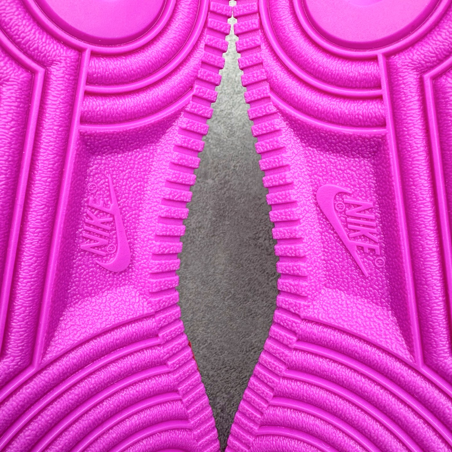 图片[12]-＃SF外贸特供 CPFM x NK Air Force 1 07 Low 空军一号系列低帮经典百搭休闲运动板鞋 联名补丁字母 紫红 FQ7069-500 原厂特供同批次皮料与Zp零色差 原厂特供内外标均可过绿X扫描认证 独家私模2025全新鱼鳞纹大底 咬花纹路更加清晰 全新排版鞋头倒置五角星 五角星对比旧版老版本 间距放大 星星缩小 全套官方原配件 防尘布袋 全鞋电脑针车 工整有序 视觉效果满分 原厂拉帮手法 标准四线 密度针距针孔大小控制到位 原装反口里网布海绵 正确卡色网眼大小 新版鞋撑改用纸团代替 原厂港宝加持完美还原灵魂版型 从里到外百分百还原 内置Sole气垫 中底白色背胶 已经无限的接近公司 原厂楦头 原厂刺绣 后跟弧度完美 刷胶工序 同步原厂手法 线上全程关灯只用紫光灯根据划线刷胶水 严格把控溢胶及成型品控 独家私模最大开发到48.5 注意防尘袋配件丢失退货扣20 尺码：35.5 36 36.5 37.5 38 38.5 39 40 40.5 41 42 42.5 43 44 44.5 45 46 47.5 48.5-选品中心