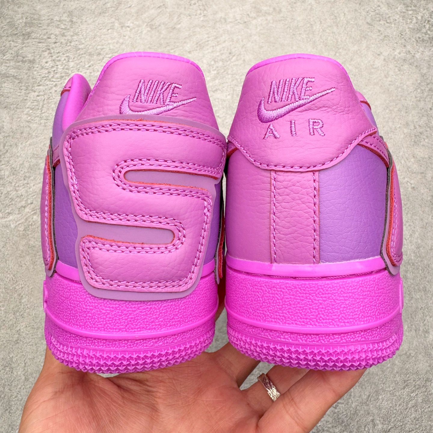 图片[6]-＃SF外贸特供 CPFM x NK Air Force 1 07 Low 空军一号系列低帮经典百搭休闲运动板鞋 联名补丁字母 紫红 FQ7069-500 原厂特供同批次皮料与Zp零色差 原厂特供内外标均可过绿X扫描认证 独家私模2025全新鱼鳞纹大底 咬花纹路更加清晰 全新排版鞋头倒置五角星 五角星对比旧版老版本 间距放大 星星缩小 全套官方原配件 防尘布袋 全鞋电脑针车 工整有序 视觉效果满分 原厂拉帮手法 标准四线 密度针距针孔大小控制到位 原装反口里网布海绵 正确卡色网眼大小 新版鞋撑改用纸团代替 原厂港宝加持完美还原灵魂版型 从里到外百分百还原 内置Sole气垫 中底白色背胶 已经无限的接近公司 原厂楦头 原厂刺绣 后跟弧度完美 刷胶工序 同步原厂手法 线上全程关灯只用紫光灯根据划线刷胶水 严格把控溢胶及成型品控 独家私模最大开发到48.5 注意防尘袋配件丢失退货扣20 尺码：35.5 36 36.5 37.5 38 38.5 39 40 40.5 41 42 42.5 43 44 44.5 45 46 47.5 48.5-选品中心