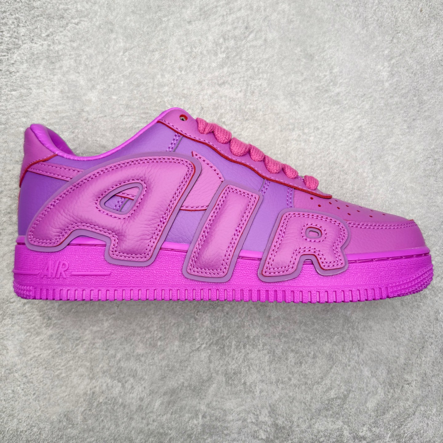 ＃SF外贸特供 CPFM x NK Air Force 1 07 Low 空军一号系列低帮经典百搭休闲运动板鞋 联名补丁字母 紫红 FQ7069-500 原厂特供同批次皮料与Zp零色差 原厂特供内外标均可过绿X扫描认证 独家私模2025全新鱼鳞纹大底 咬花纹路更加清晰 全新排版鞋头倒置五角星 五角星对比旧版老版本 间距放大 星星缩小 全套官方原配件 防尘布袋 全鞋电脑针车 工整有序 视觉效果满分 原厂拉帮手法 标准四线 密度针距针孔大小控制到位 原装反口里网布海绵 正确卡色网眼大小 新版鞋撑改用纸团代替 原厂港宝加持完美还原灵魂版型 从里到外百分百还原 内置Sole气垫 中底白色背胶 已经无限的接近公司 原厂楦头 原厂刺绣 后跟弧度完美 刷胶工序 同步原厂手法 线上全程关灯只用紫光灯根据划线刷胶水 严格把控溢胶及成型品控 独家私模最大开发到48.5 注意防尘袋配件丢失退货扣20 尺码：35.5 36 36.5 37.5 38 38.5 39 40 40.5 41 42 42.5 43 44 44.5 45 46 47.5 48.5-选品中心