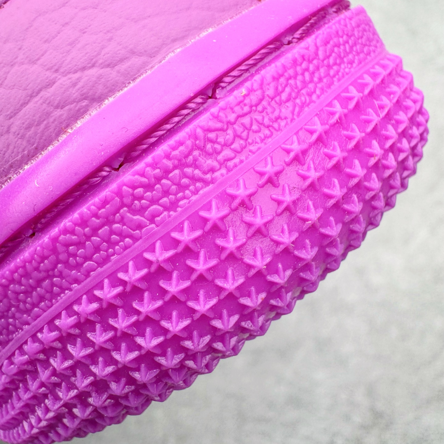 图片[18]-＃SF外贸特供 CPFM x NK Air Force 1 07 Low 空军一号系列低帮经典百搭休闲运动板鞋 联名补丁字母 紫红 FQ7069-500 原厂特供同批次皮料与Zp零色差 原厂特供内外标均可过绿X扫描认证 独家私模2025全新鱼鳞纹大底 咬花纹路更加清晰 全新排版鞋头倒置五角星 五角星对比旧版老版本 间距放大 星星缩小 全套官方原配件 防尘布袋 全鞋电脑针车 工整有序 视觉效果满分 原厂拉帮手法 标准四线 密度针距针孔大小控制到位 原装反口里网布海绵 正确卡色网眼大小 新版鞋撑改用纸团代替 原厂港宝加持完美还原灵魂版型 从里到外百分百还原 内置Sole气垫 中底白色背胶 已经无限的接近公司 原厂楦头 原厂刺绣 后跟弧度完美 刷胶工序 同步原厂手法 线上全程关灯只用紫光灯根据划线刷胶水 严格把控溢胶及成型品控 独家私模最大开发到48.5 注意防尘袋配件丢失退货扣20 尺码：35.5 36 36.5 37.5 38 38.5 39 40 40.5 41 42 42.5 43 44 44.5 45 46 47.5 48.5-选品中心