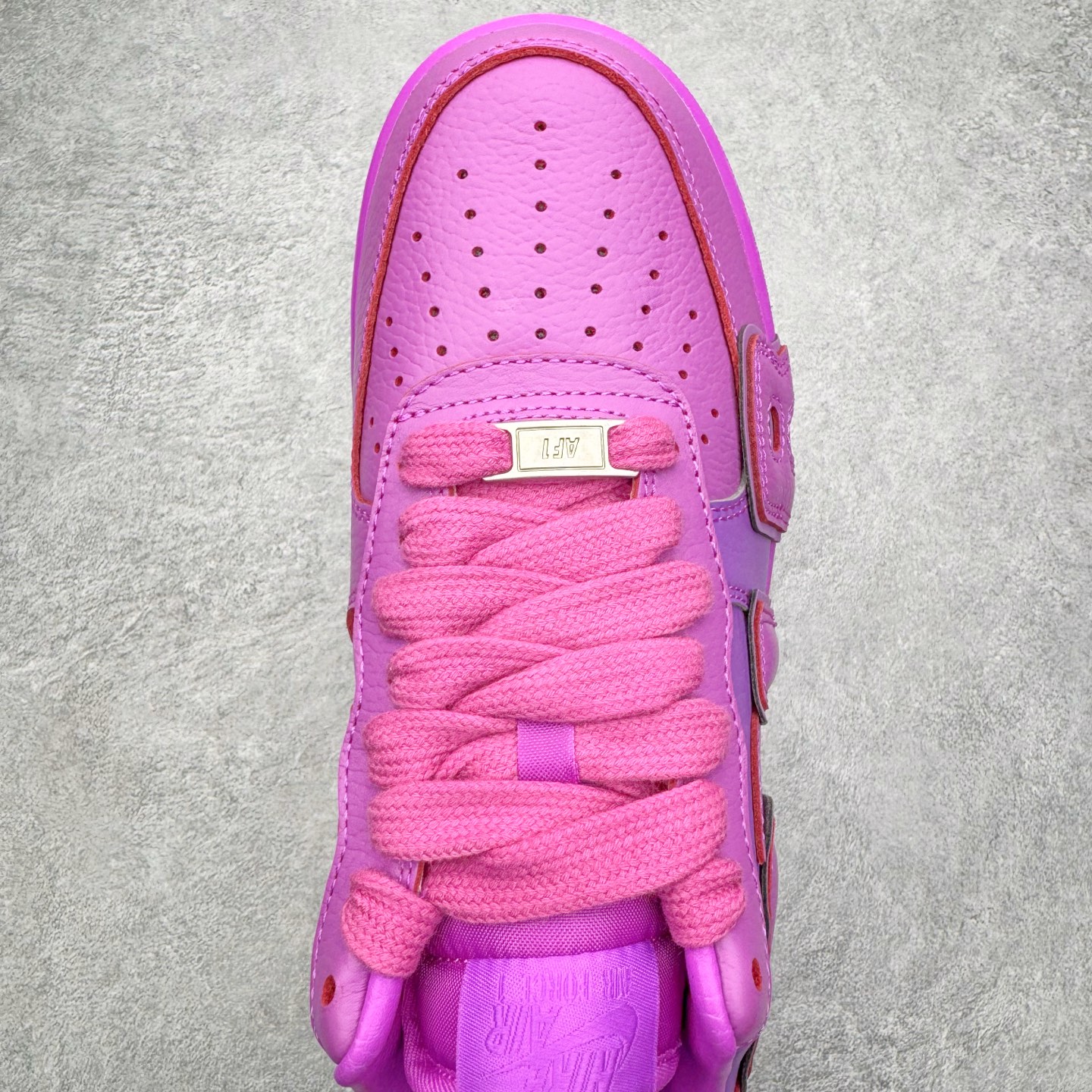 图片[8]-＃SF外贸特供 CPFM x NK Air Force 1 07 Low 空军一号系列低帮经典百搭休闲运动板鞋 联名补丁字母 紫红 FQ7069-500 原厂特供同批次皮料与Zp零色差 原厂特供内外标均可过绿X扫描认证 独家私模2025全新鱼鳞纹大底 咬花纹路更加清晰 全新排版鞋头倒置五角星 五角星对比旧版老版本 间距放大 星星缩小 全套官方原配件 防尘布袋 全鞋电脑针车 工整有序 视觉效果满分 原厂拉帮手法 标准四线 密度针距针孔大小控制到位 原装反口里网布海绵 正确卡色网眼大小 新版鞋撑改用纸团代替 原厂港宝加持完美还原灵魂版型 从里到外百分百还原 内置Sole气垫 中底白色背胶 已经无限的接近公司 原厂楦头 原厂刺绣 后跟弧度完美 刷胶工序 同步原厂手法 线上全程关灯只用紫光灯根据划线刷胶水 严格把控溢胶及成型品控 独家私模最大开发到48.5 注意防尘袋配件丢失退货扣20 尺码：35.5 36 36.5 37.5 38 38.5 39 40 40.5 41 42 42.5 43 44 44.5 45 46 47.5 48.5-选品中心