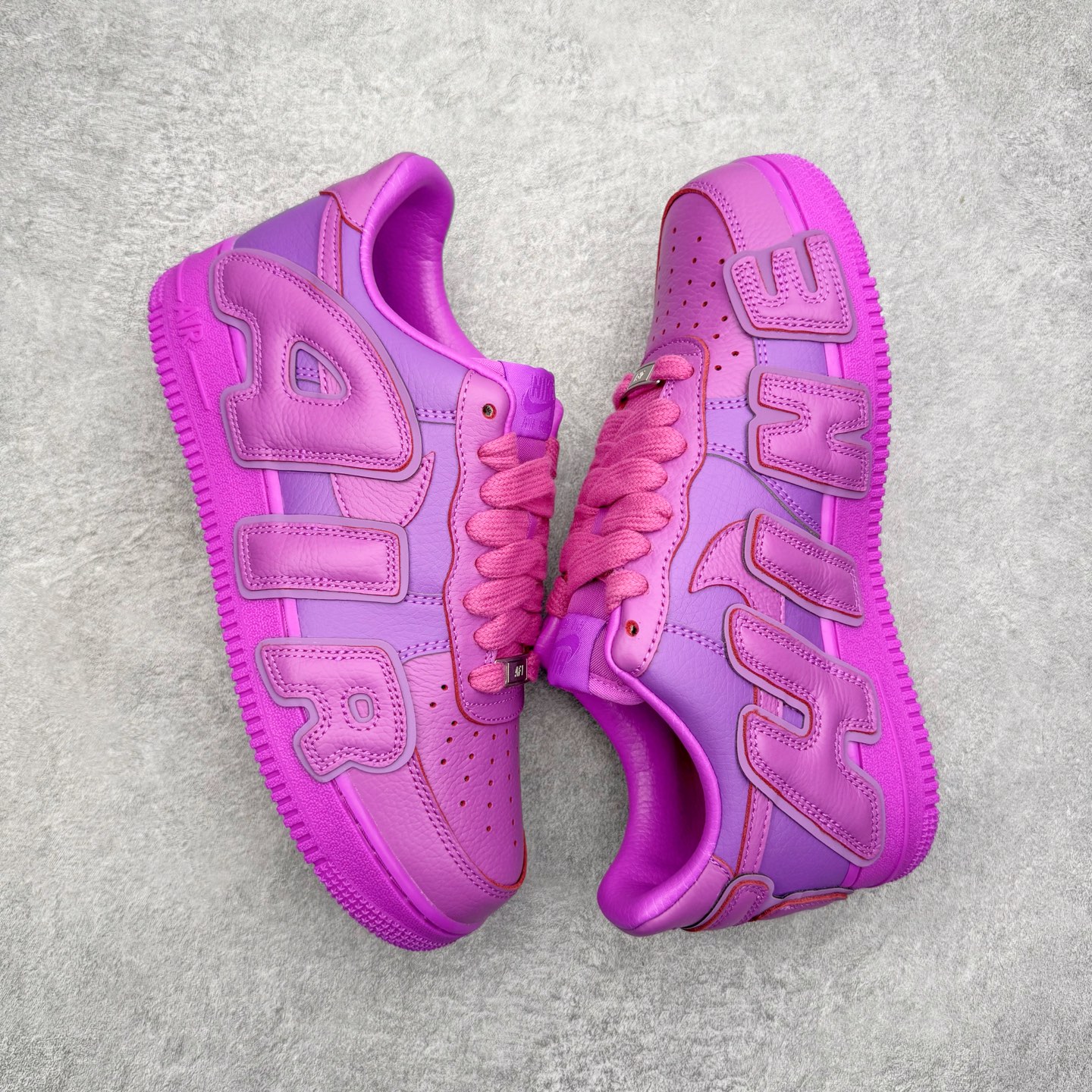 图片[3]-＃SF外贸特供 CPFM x NK Air Force 1 07 Low 空军一号系列低帮经典百搭休闲运动板鞋 联名补丁字母 紫红 FQ7069-500 原厂特供同批次皮料与Zp零色差 原厂特供内外标均可过绿X扫描认证 独家私模2025全新鱼鳞纹大底 咬花纹路更加清晰 全新排版鞋头倒置五角星 五角星对比旧版老版本 间距放大 星星缩小 全套官方原配件 防尘布袋 全鞋电脑针车 工整有序 视觉效果满分 原厂拉帮手法 标准四线 密度针距针孔大小控制到位 原装反口里网布海绵 正确卡色网眼大小 新版鞋撑改用纸团代替 原厂港宝加持完美还原灵魂版型 从里到外百分百还原 内置Sole气垫 中底白色背胶 已经无限的接近公司 原厂楦头 原厂刺绣 后跟弧度完美 刷胶工序 同步原厂手法 线上全程关灯只用紫光灯根据划线刷胶水 严格把控溢胶及成型品控 独家私模最大开发到48.5 注意防尘袋配件丢失退货扣20 尺码：35.5 36 36.5 37.5 38 38.5 39 40 40.5 41 42 42.5 43 44 44.5 45 46 47.5 48.5-选品中心