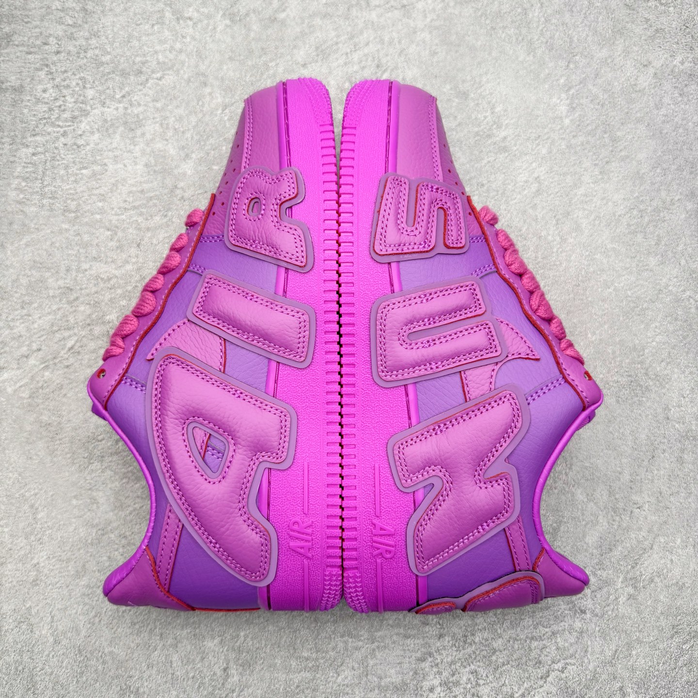 图片[4]-＃SF外贸特供 CPFM x NK Air Force 1 07 Low 空军一号系列低帮经典百搭休闲运动板鞋 联名补丁字母 紫红 FQ7069-500 原厂特供同批次皮料与Zp零色差 原厂特供内外标均可过绿X扫描认证 独家私模2025全新鱼鳞纹大底 咬花纹路更加清晰 全新排版鞋头倒置五角星 五角星对比旧版老版本 间距放大 星星缩小 全套官方原配件 防尘布袋 全鞋电脑针车 工整有序 视觉效果满分 原厂拉帮手法 标准四线 密度针距针孔大小控制到位 原装反口里网布海绵 正确卡色网眼大小 新版鞋撑改用纸团代替 原厂港宝加持完美还原灵魂版型 从里到外百分百还原 内置Sole气垫 中底白色背胶 已经无限的接近公司 原厂楦头 原厂刺绣 后跟弧度完美 刷胶工序 同步原厂手法 线上全程关灯只用紫光灯根据划线刷胶水 严格把控溢胶及成型品控 独家私模最大开发到48.5 注意防尘袋配件丢失退货扣20 尺码：35.5 36 36.5 37.5 38 38.5 39 40 40.5 41 42 42.5 43 44 44.5 45 46 47.5 48.5-选品中心