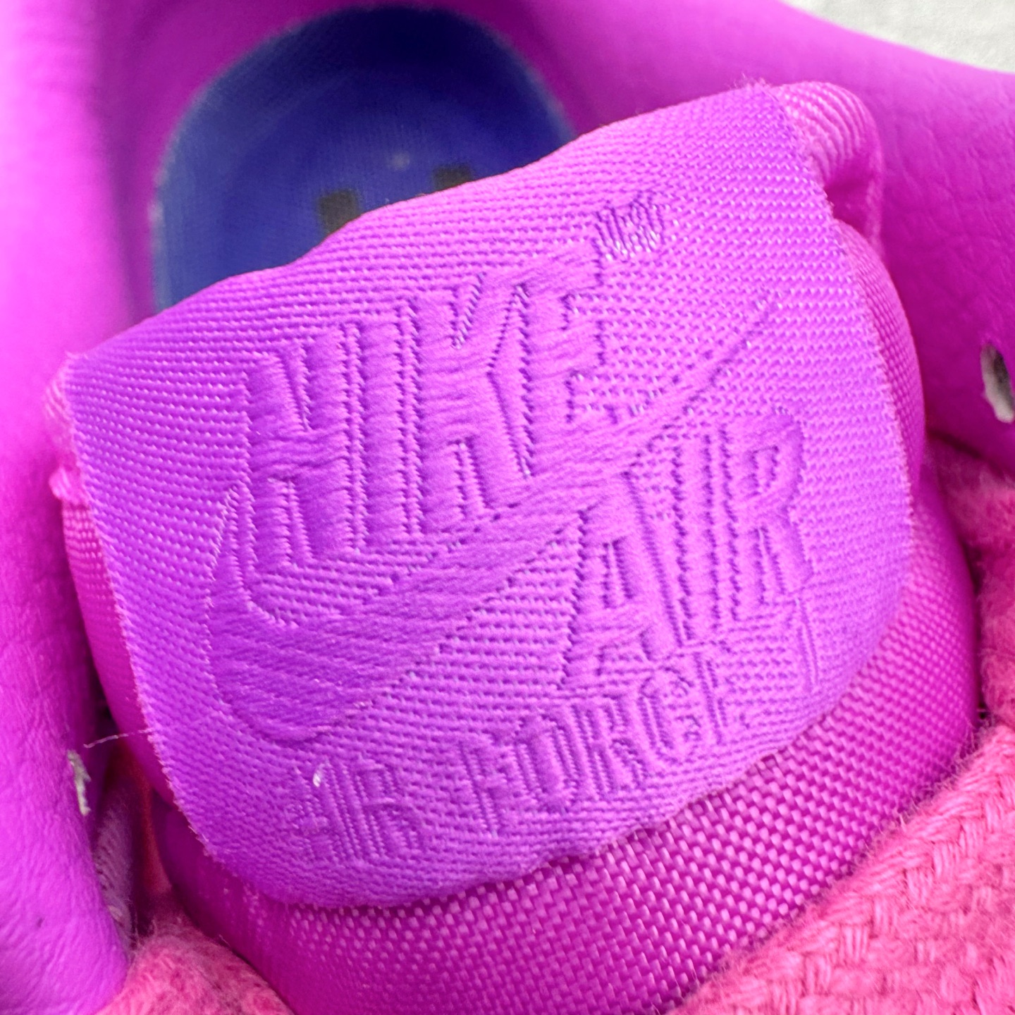 图片[20]-＃SF外贸特供 CPFM x NK Air Force 1 07 Low 空军一号系列低帮经典百搭休闲运动板鞋 联名补丁字母 紫红 FQ7069-500 原厂特供同批次皮料与Zp零色差 原厂特供内外标均可过绿X扫描认证 独家私模2025全新鱼鳞纹大底 咬花纹路更加清晰 全新排版鞋头倒置五角星 五角星对比旧版老版本 间距放大 星星缩小 全套官方原配件 防尘布袋 全鞋电脑针车 工整有序 视觉效果满分 原厂拉帮手法 标准四线 密度针距针孔大小控制到位 原装反口里网布海绵 正确卡色网眼大小 新版鞋撑改用纸团代替 原厂港宝加持完美还原灵魂版型 从里到外百分百还原 内置Sole气垫 中底白色背胶 已经无限的接近公司 原厂楦头 原厂刺绣 后跟弧度完美 刷胶工序 同步原厂手法 线上全程关灯只用紫光灯根据划线刷胶水 严格把控溢胶及成型品控 独家私模最大开发到48.5 注意防尘袋配件丢失退货扣20 尺码：35.5 36 36.5 37.5 38 38.5 39 40 40.5 41 42 42.5 43 44 44.5 45 46 47.5 48.5-选品中心