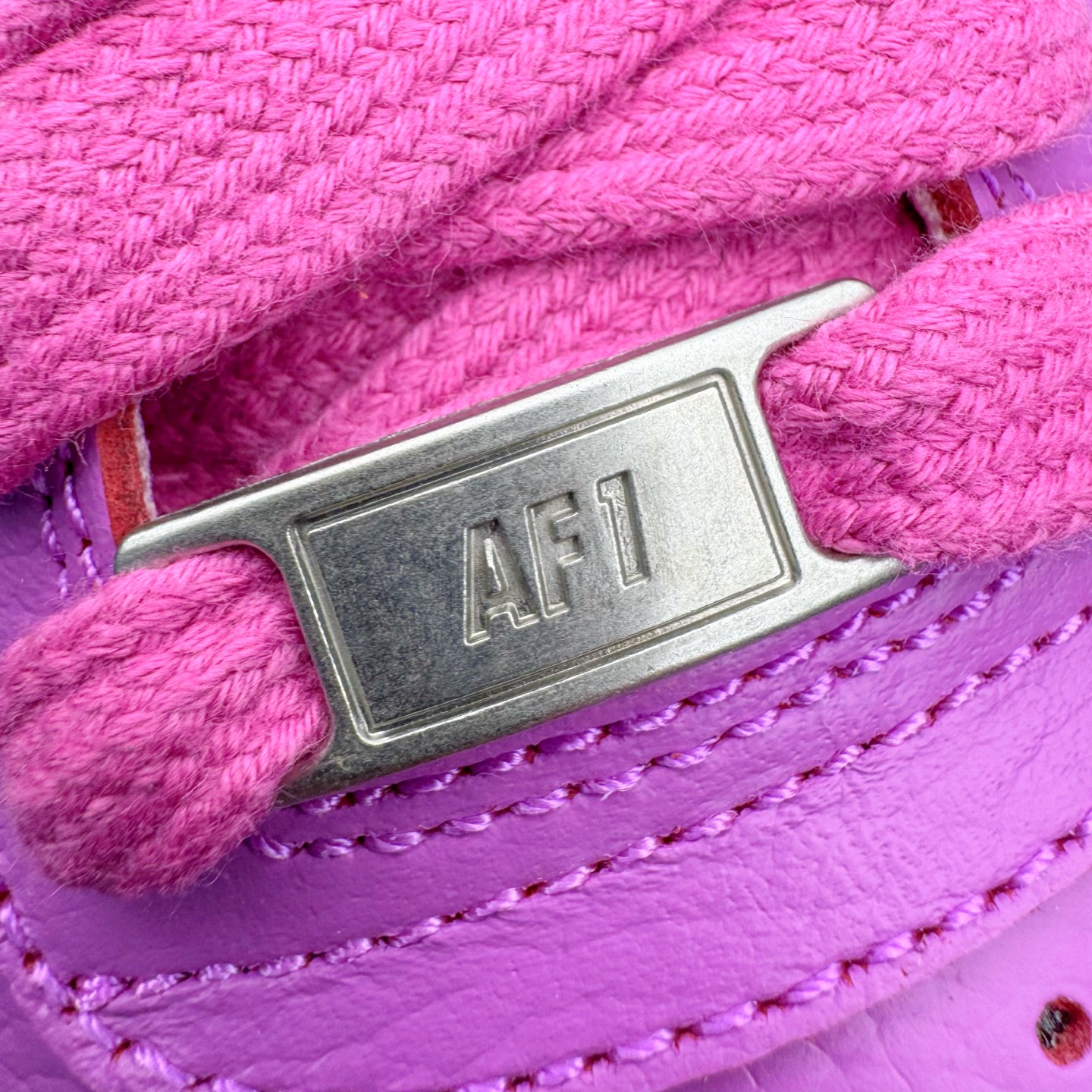 图片[17]-＃SF外贸特供 CPFM x NK Air Force 1 07 Low 空军一号系列低帮经典百搭休闲运动板鞋 联名补丁字母 紫红 FQ7069-500 原厂特供同批次皮料与Zp零色差 原厂特供内外标均可过绿X扫描认证 独家私模2025全新鱼鳞纹大底 咬花纹路更加清晰 全新排版鞋头倒置五角星 五角星对比旧版老版本 间距放大 星星缩小 全套官方原配件 防尘布袋 全鞋电脑针车 工整有序 视觉效果满分 原厂拉帮手法 标准四线 密度针距针孔大小控制到位 原装反口里网布海绵 正确卡色网眼大小 新版鞋撑改用纸团代替 原厂港宝加持完美还原灵魂版型 从里到外百分百还原 内置Sole气垫 中底白色背胶 已经无限的接近公司 原厂楦头 原厂刺绣 后跟弧度完美 刷胶工序 同步原厂手法 线上全程关灯只用紫光灯根据划线刷胶水 严格把控溢胶及成型品控 独家私模最大开发到48.5 注意防尘袋配件丢失退货扣20 尺码：35.5 36 36.5 37.5 38 38.5 39 40 40.5 41 42 42.5 43 44 44.5 45 46 47.5 48.5-选品中心