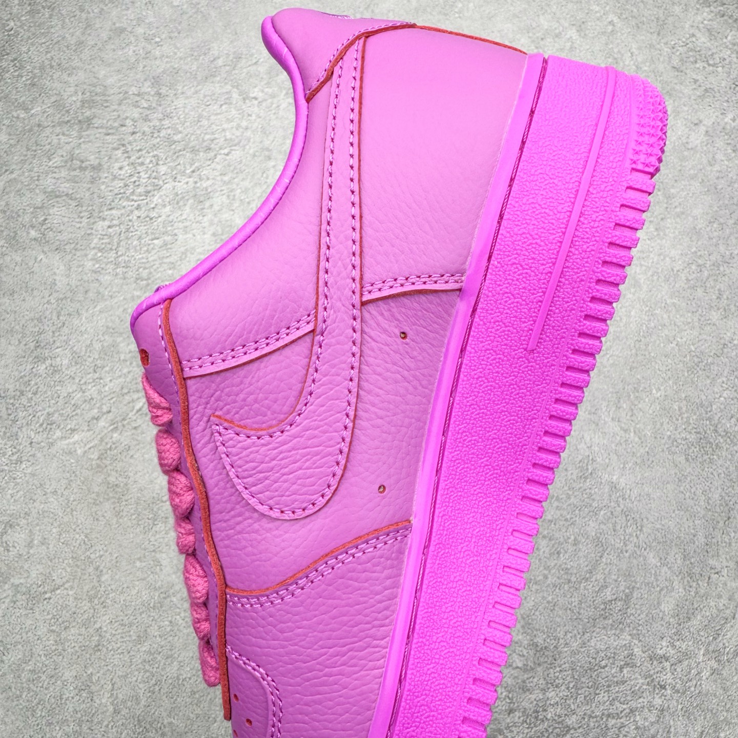图片[9]-＃SF外贸特供 CPFM x NK Air Force 1 07 Low 空军一号系列低帮经典百搭休闲运动板鞋 联名补丁字母 紫红 FQ7069-500 原厂特供同批次皮料与Zp零色差 原厂特供内外标均可过绿X扫描认证 独家私模2025全新鱼鳞纹大底 咬花纹路更加清晰 全新排版鞋头倒置五角星 五角星对比旧版老版本 间距放大 星星缩小 全套官方原配件 防尘布袋 全鞋电脑针车 工整有序 视觉效果满分 原厂拉帮手法 标准四线 密度针距针孔大小控制到位 原装反口里网布海绵 正确卡色网眼大小 新版鞋撑改用纸团代替 原厂港宝加持完美还原灵魂版型 从里到外百分百还原 内置Sole气垫 中底白色背胶 已经无限的接近公司 原厂楦头 原厂刺绣 后跟弧度完美 刷胶工序 同步原厂手法 线上全程关灯只用紫光灯根据划线刷胶水 严格把控溢胶及成型品控 独家私模最大开发到48.5 注意防尘袋配件丢失退货扣20 尺码：35.5 36 36.5 37.5 38 38.5 39 40 40.5 41 42 42.5 43 44 44.5 45 46 47.5 48.5-选品中心