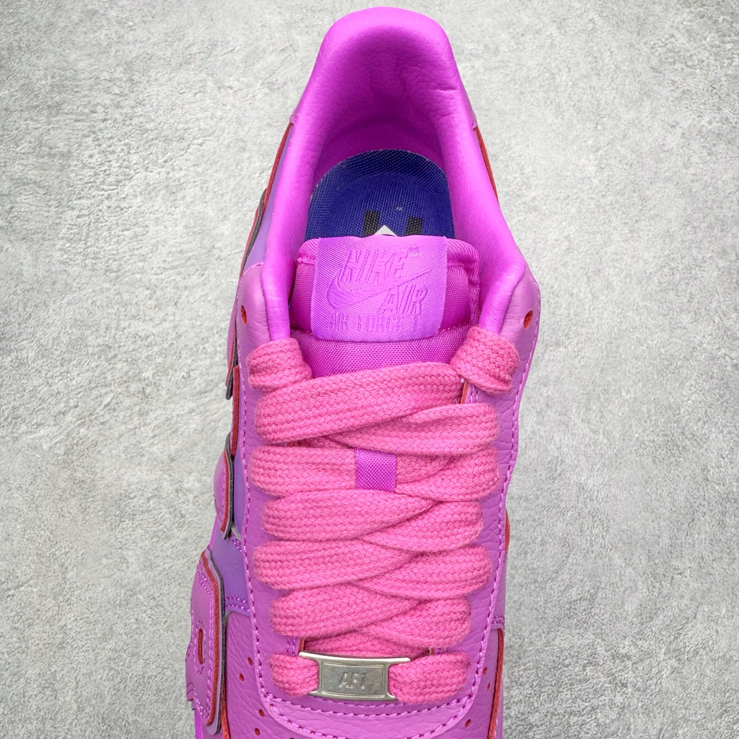 图片[11]-＃SF外贸特供 CPFM x NK Air Force 1 07 Low 空军一号系列低帮经典百搭休闲运动板鞋 联名补丁字母 紫红 FQ7069-500 原厂特供同批次皮料与Zp零色差 原厂特供内外标均可过绿X扫描认证 独家私模2025全新鱼鳞纹大底 咬花纹路更加清晰 全新排版鞋头倒置五角星 五角星对比旧版老版本 间距放大 星星缩小 全套官方原配件 防尘布袋 全鞋电脑针车 工整有序 视觉效果满分 原厂拉帮手法 标准四线 密度针距针孔大小控制到位 原装反口里网布海绵 正确卡色网眼大小 新版鞋撑改用纸团代替 原厂港宝加持完美还原灵魂版型 从里到外百分百还原 内置Sole气垫 中底白色背胶 已经无限的接近公司 原厂楦头 原厂刺绣 后跟弧度完美 刷胶工序 同步原厂手法 线上全程关灯只用紫光灯根据划线刷胶水 严格把控溢胶及成型品控 独家私模最大开发到48.5 注意防尘袋配件丢失退货扣20 尺码：35.5 36 36.5 37.5 38 38.5 39 40 40.5 41 42 42.5 43 44 44.5 45 46 47.5 48.5-选品中心