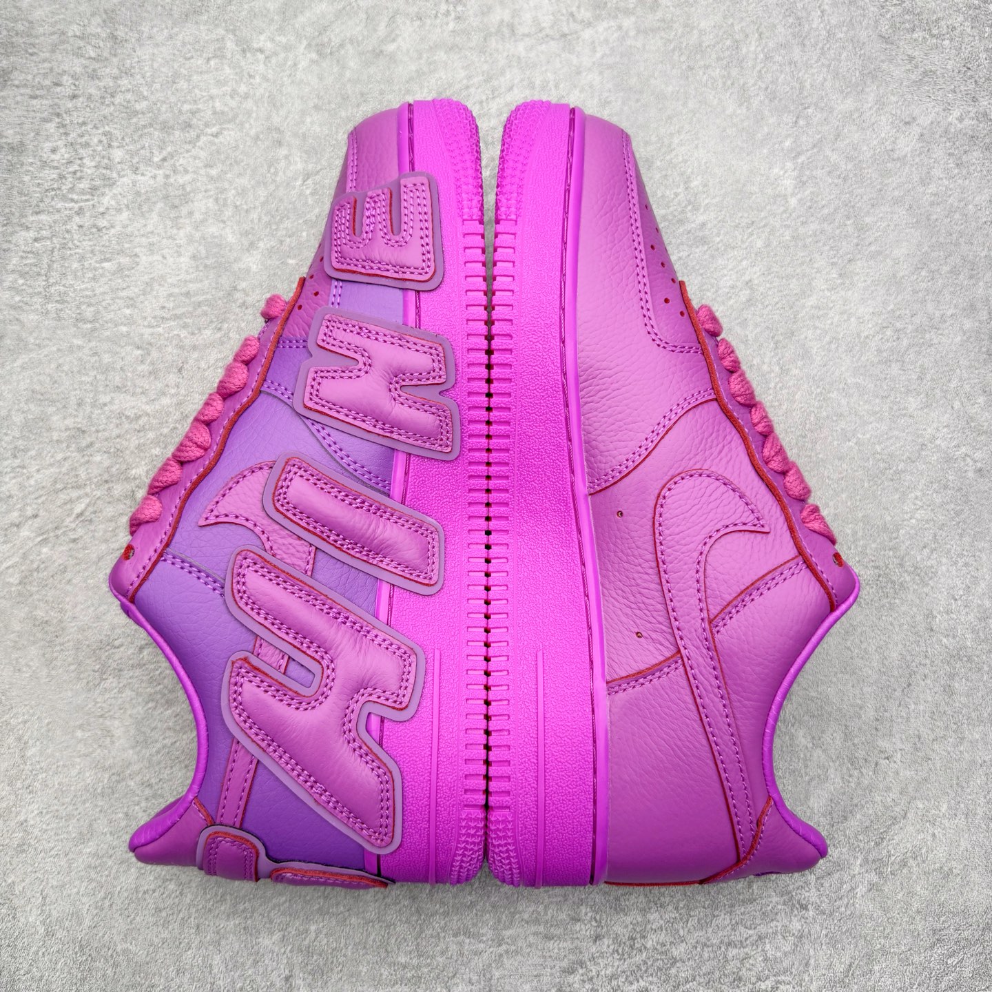 图片[5]-＃SF外贸特供 CPFM x NK Air Force 1 07 Low 空军一号系列低帮经典百搭休闲运动板鞋 联名补丁字母 紫红 FQ7069-500 原厂特供同批次皮料与Zp零色差 原厂特供内外标均可过绿X扫描认证 独家私模2025全新鱼鳞纹大底 咬花纹路更加清晰 全新排版鞋头倒置五角星 五角星对比旧版老版本 间距放大 星星缩小 全套官方原配件 防尘布袋 全鞋电脑针车 工整有序 视觉效果满分 原厂拉帮手法 标准四线 密度针距针孔大小控制到位 原装反口里网布海绵 正确卡色网眼大小 新版鞋撑改用纸团代替 原厂港宝加持完美还原灵魂版型 从里到外百分百还原 内置Sole气垫 中底白色背胶 已经无限的接近公司 原厂楦头 原厂刺绣 后跟弧度完美 刷胶工序 同步原厂手法 线上全程关灯只用紫光灯根据划线刷胶水 严格把控溢胶及成型品控 独家私模最大开发到48.5 注意防尘袋配件丢失退货扣20 尺码：35.5 36 36.5 37.5 38 38.5 39 40 40.5 41 42 42.5 43 44 44.5 45 46 47.5 48.5-选品中心