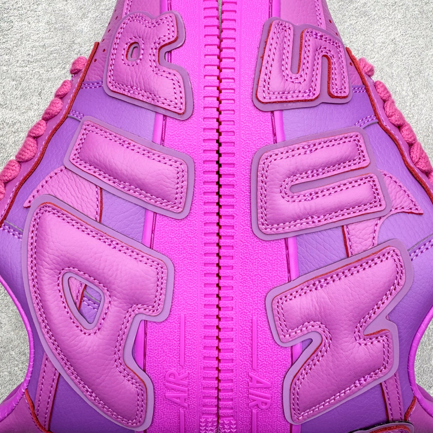 图片[15]-＃SF外贸特供 CPFM x NK Air Force 1 07 Low 空军一号系列低帮经典百搭休闲运动板鞋 联名补丁字母 紫红 FQ7069-500 原厂特供同批次皮料与Zp零色差 原厂特供内外标均可过绿X扫描认证 独家私模2025全新鱼鳞纹大底 咬花纹路更加清晰 全新排版鞋头倒置五角星 五角星对比旧版老版本 间距放大 星星缩小 全套官方原配件 防尘布袋 全鞋电脑针车 工整有序 视觉效果满分 原厂拉帮手法 标准四线 密度针距针孔大小控制到位 原装反口里网布海绵 正确卡色网眼大小 新版鞋撑改用纸团代替 原厂港宝加持完美还原灵魂版型 从里到外百分百还原 内置Sole气垫 中底白色背胶 已经无限的接近公司 原厂楦头 原厂刺绣 后跟弧度完美 刷胶工序 同步原厂手法 线上全程关灯只用紫光灯根据划线刷胶水 严格把控溢胶及成型品控 独家私模最大开发到48.5 注意防尘袋配件丢失退货扣20 尺码：35.5 36 36.5 37.5 38 38.5 39 40 40.5 41 42 42.5 43 44 44.5 45 46 47.5 48.5-选品中心