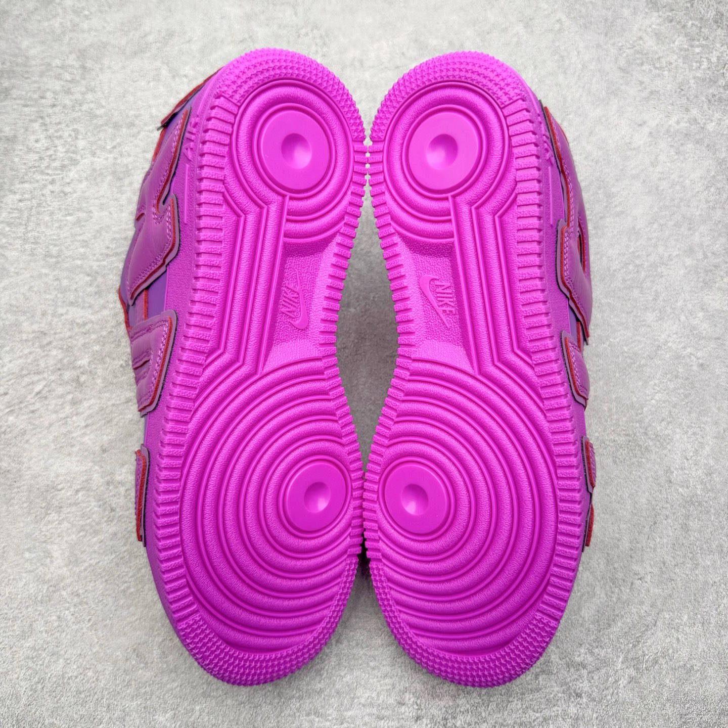 图片[7]-＃SF外贸特供 CPFM x NK Air Force 1 07 Low 空军一号系列低帮经典百搭休闲运动板鞋 联名补丁字母 紫红 FQ7069-500 原厂特供同批次皮料与Zp零色差 原厂特供内外标均可过绿X扫描认证 独家私模2025全新鱼鳞纹大底 咬花纹路更加清晰 全新排版鞋头倒置五角星 五角星对比旧版老版本 间距放大 星星缩小 全套官方原配件 防尘布袋 全鞋电脑针车 工整有序 视觉效果满分 原厂拉帮手法 标准四线 密度针距针孔大小控制到位 原装反口里网布海绵 正确卡色网眼大小 新版鞋撑改用纸团代替 原厂港宝加持完美还原灵魂版型 从里到外百分百还原 内置Sole气垫 中底白色背胶 已经无限的接近公司 原厂楦头 原厂刺绣 后跟弧度完美 刷胶工序 同步原厂手法 线上全程关灯只用紫光灯根据划线刷胶水 严格把控溢胶及成型品控 独家私模最大开发到48.5 注意防尘袋配件丢失退货扣20 尺码：35.5 36 36.5 37.5 38 38.5 39 40 40.5 41 42 42.5 43 44 44.5 45 46 47.5 48.5-选品中心